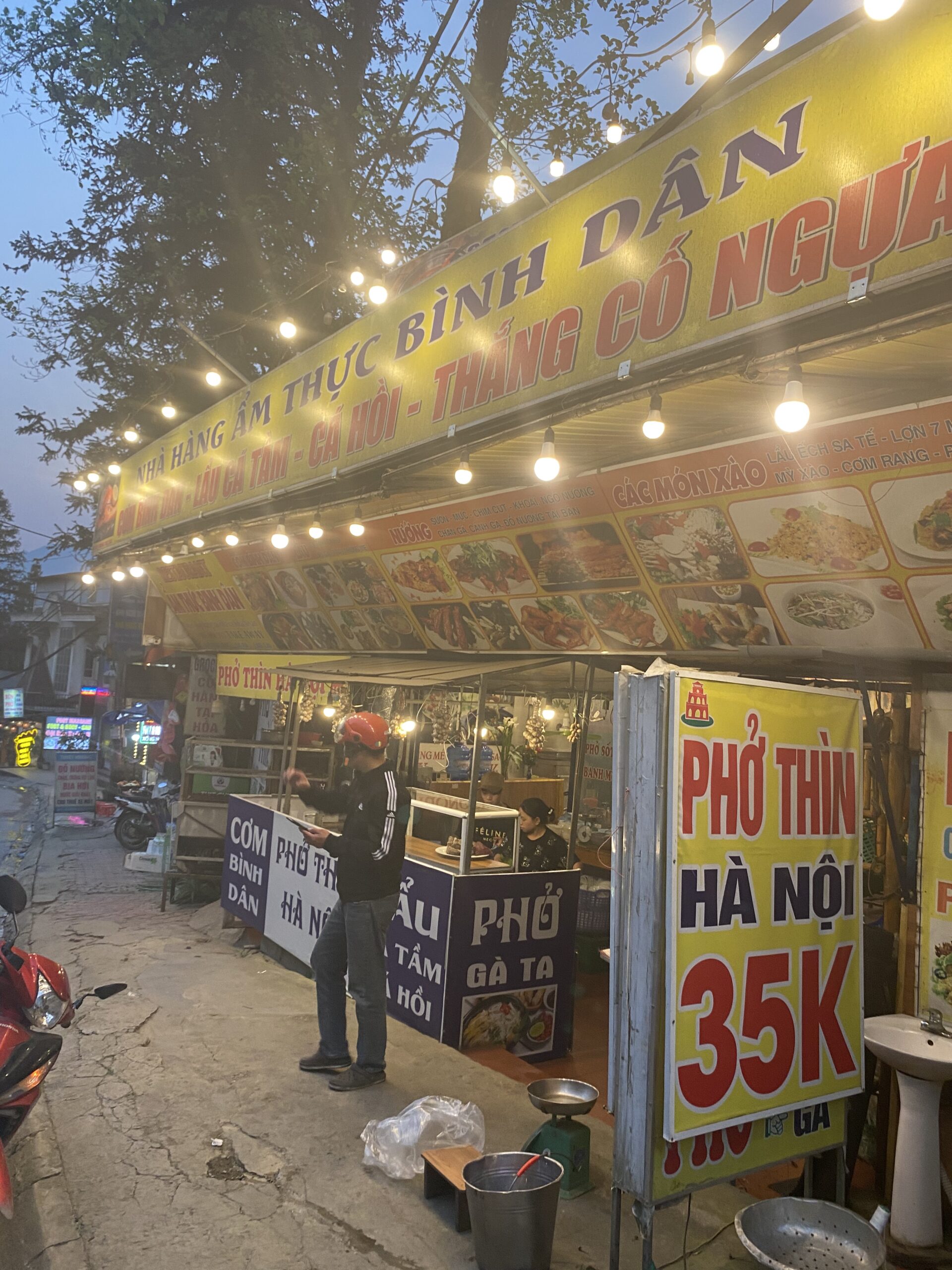 Façana il·luminada del restaurant Pho Thin Ha Noi a Sapa, Vietnam