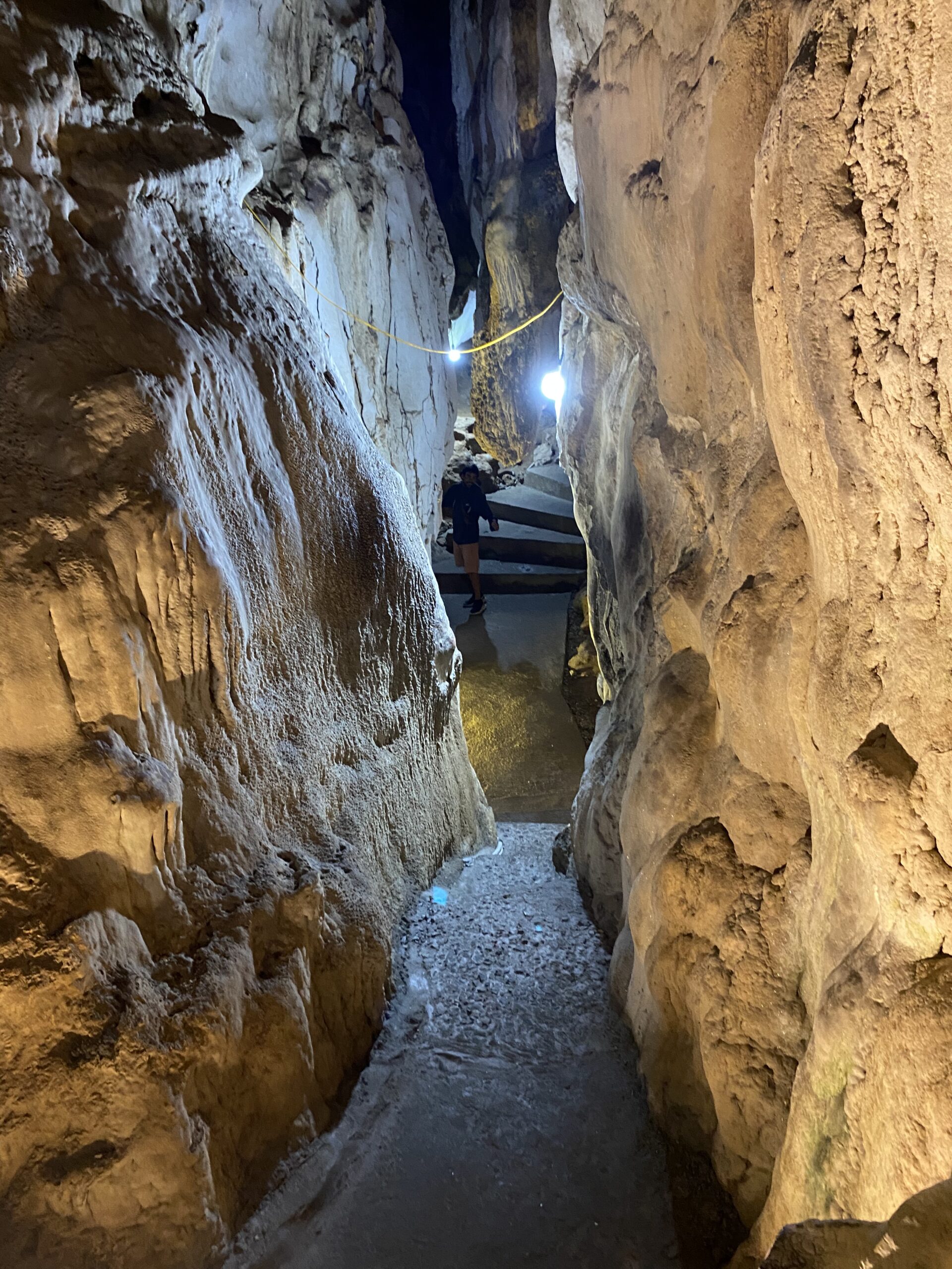 Pas estret entre roques dins una cova del Parc Nacional de Cat Ba, Vietnam