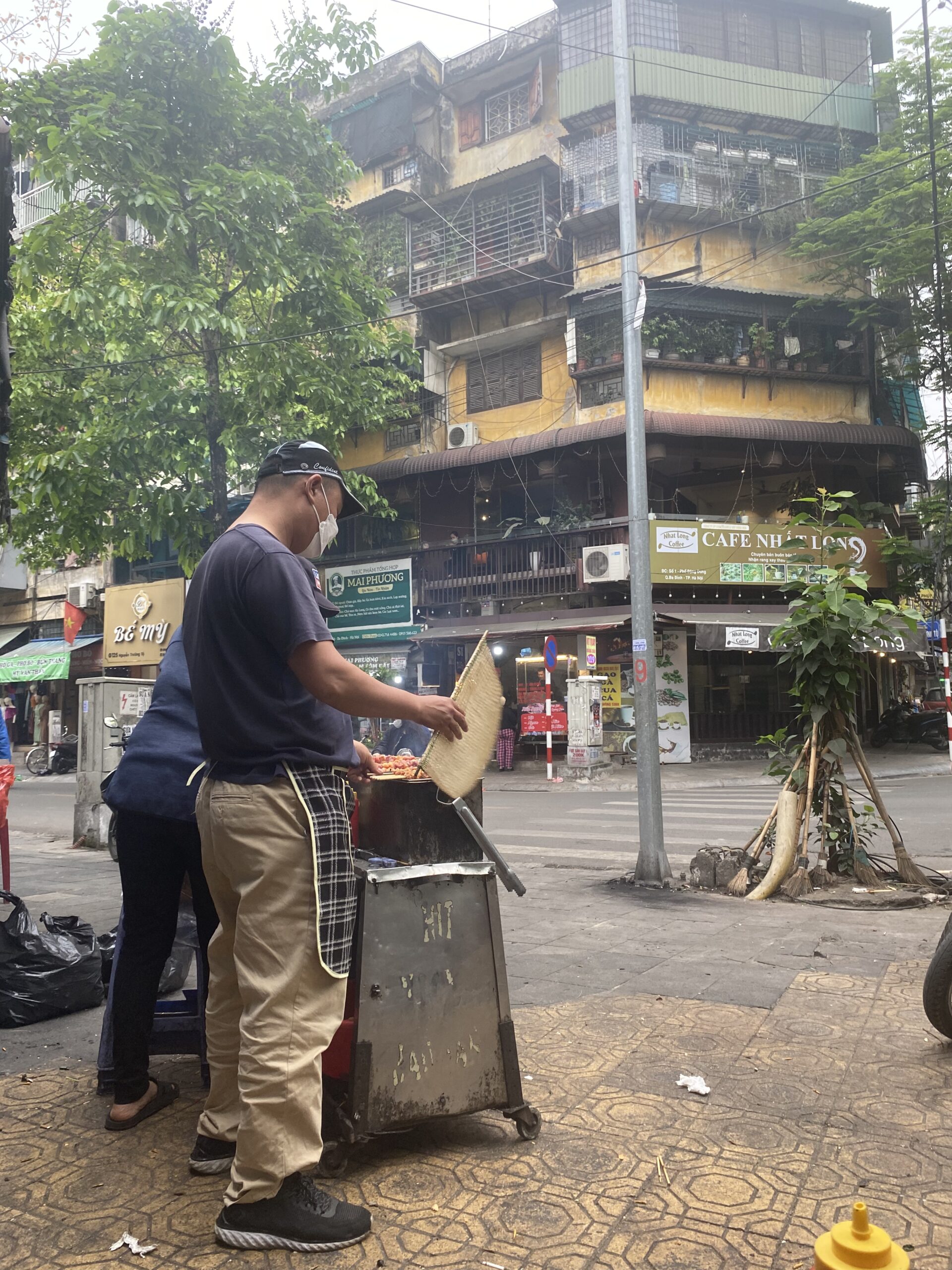 Home al carrer prop d'una parada de menjar a Hanoi, Vietnam