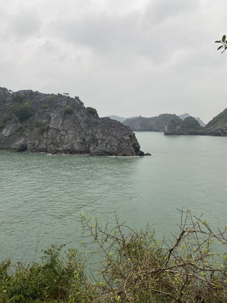 Illots kàrstics a la badia de Lan Ha, prop de Cat Ba, Vietnam