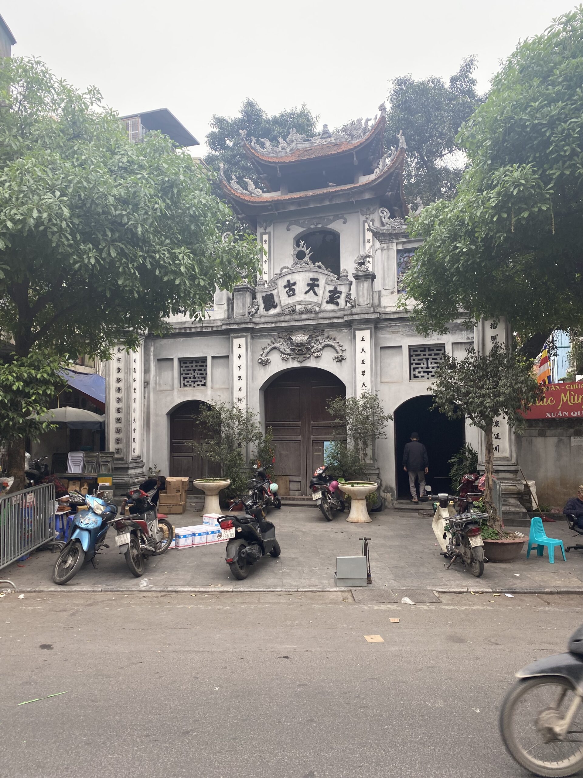 Porta amb teulada tradicional a l'entrada del barri antic de Hanoi, Vietnam