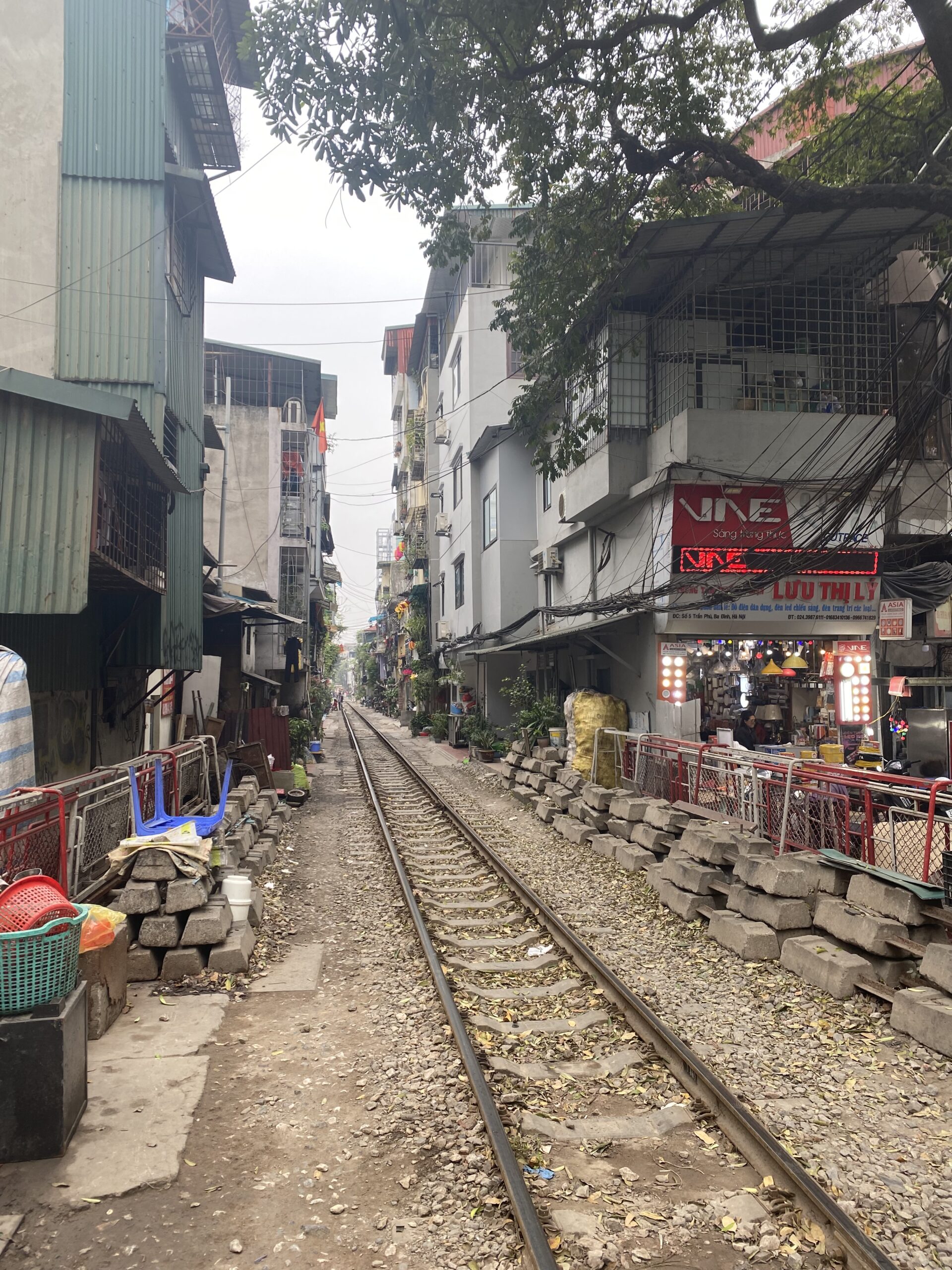 Vies del tren passant entre els edificis del Train Street a Hanoi, Vietnam