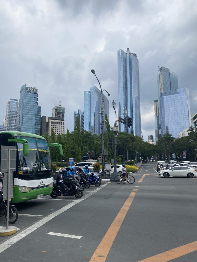 Avinguda de Manila amb transport públic i gratacels moderns al fons, Filipines.