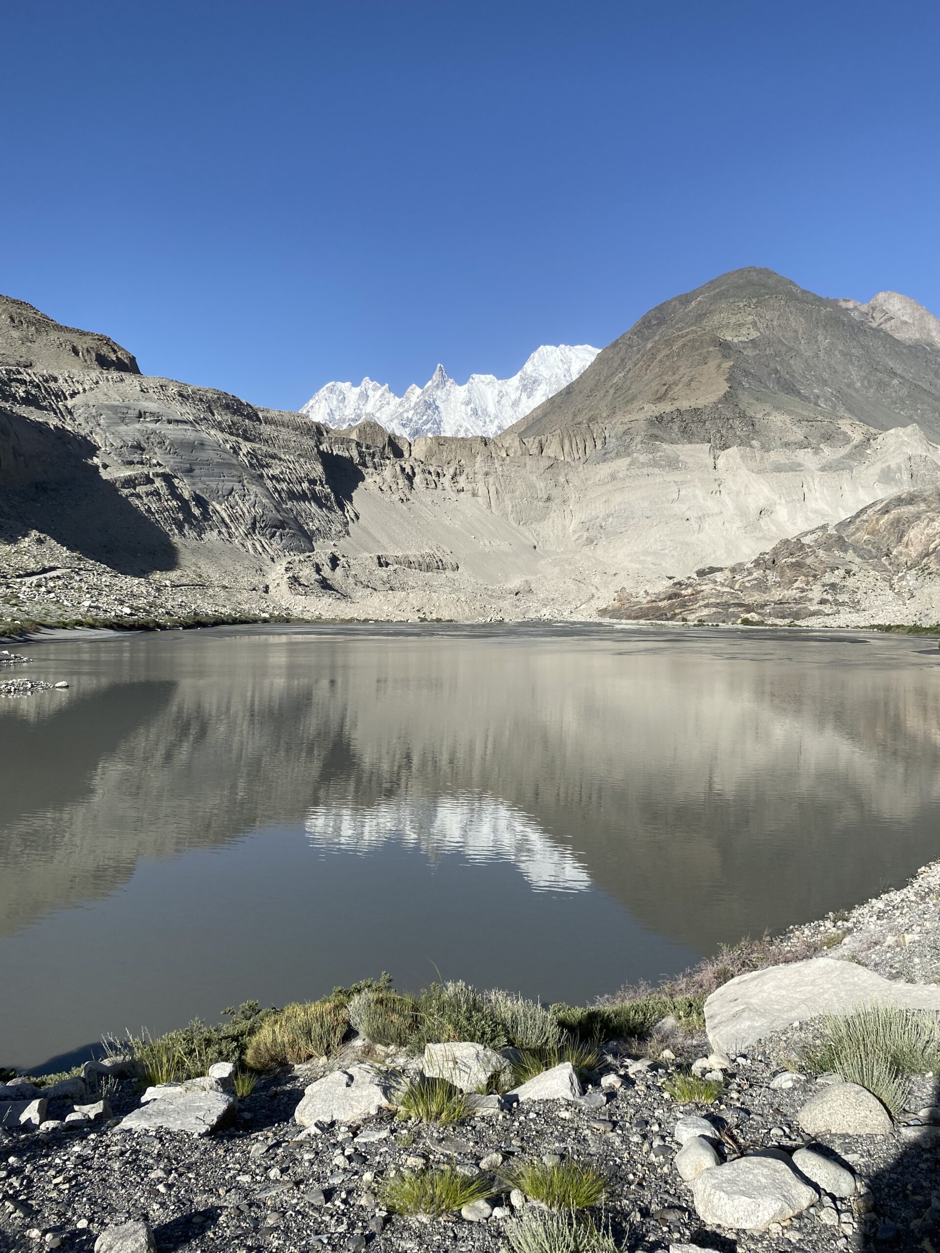 Llac d'alta muntanya a Passu amb els cims del Karakoram reflectits a l'aigua