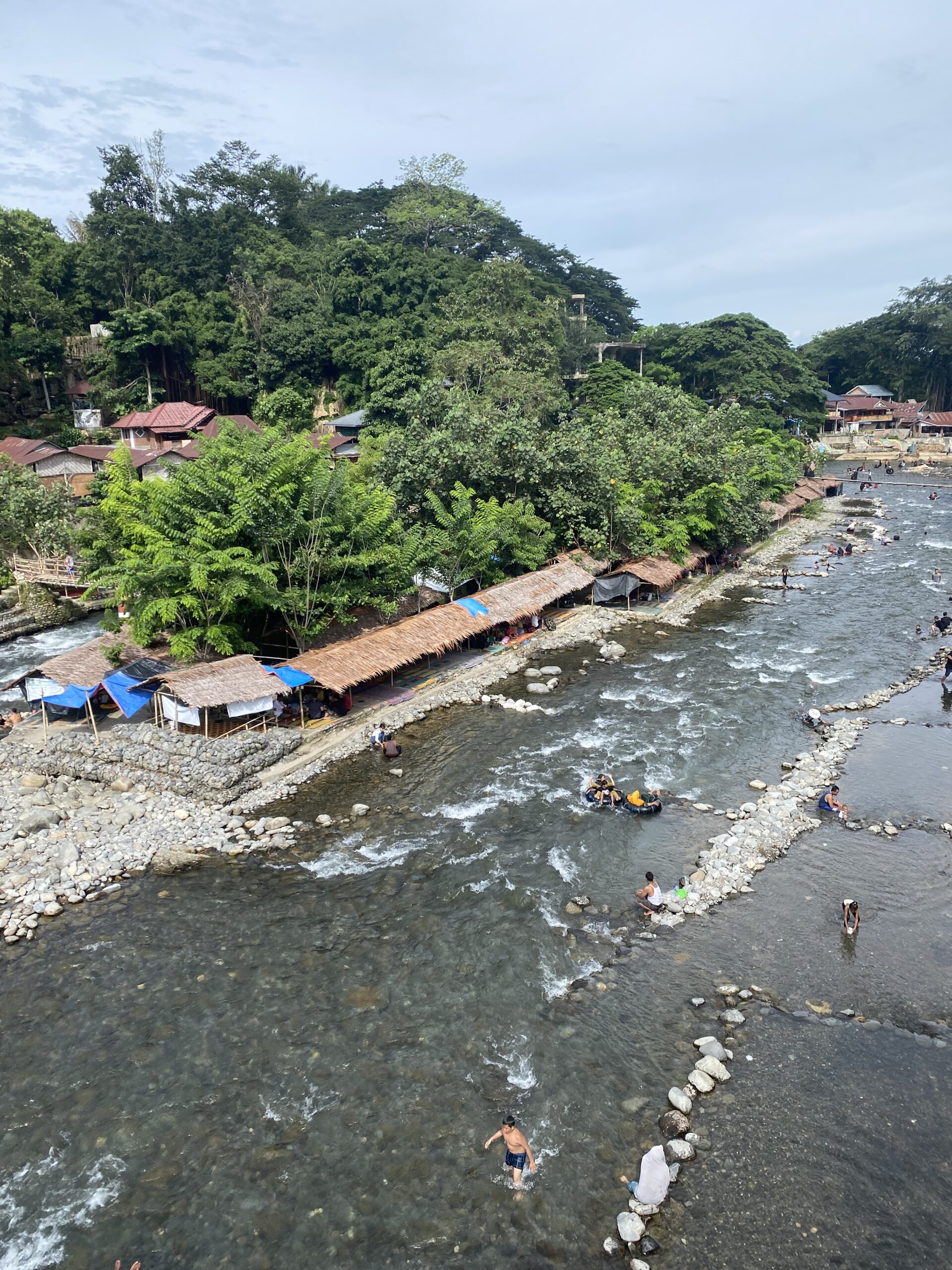 El poble de Bukit Lawang vora el riu Bahorok, amb les guesthouses a la riba