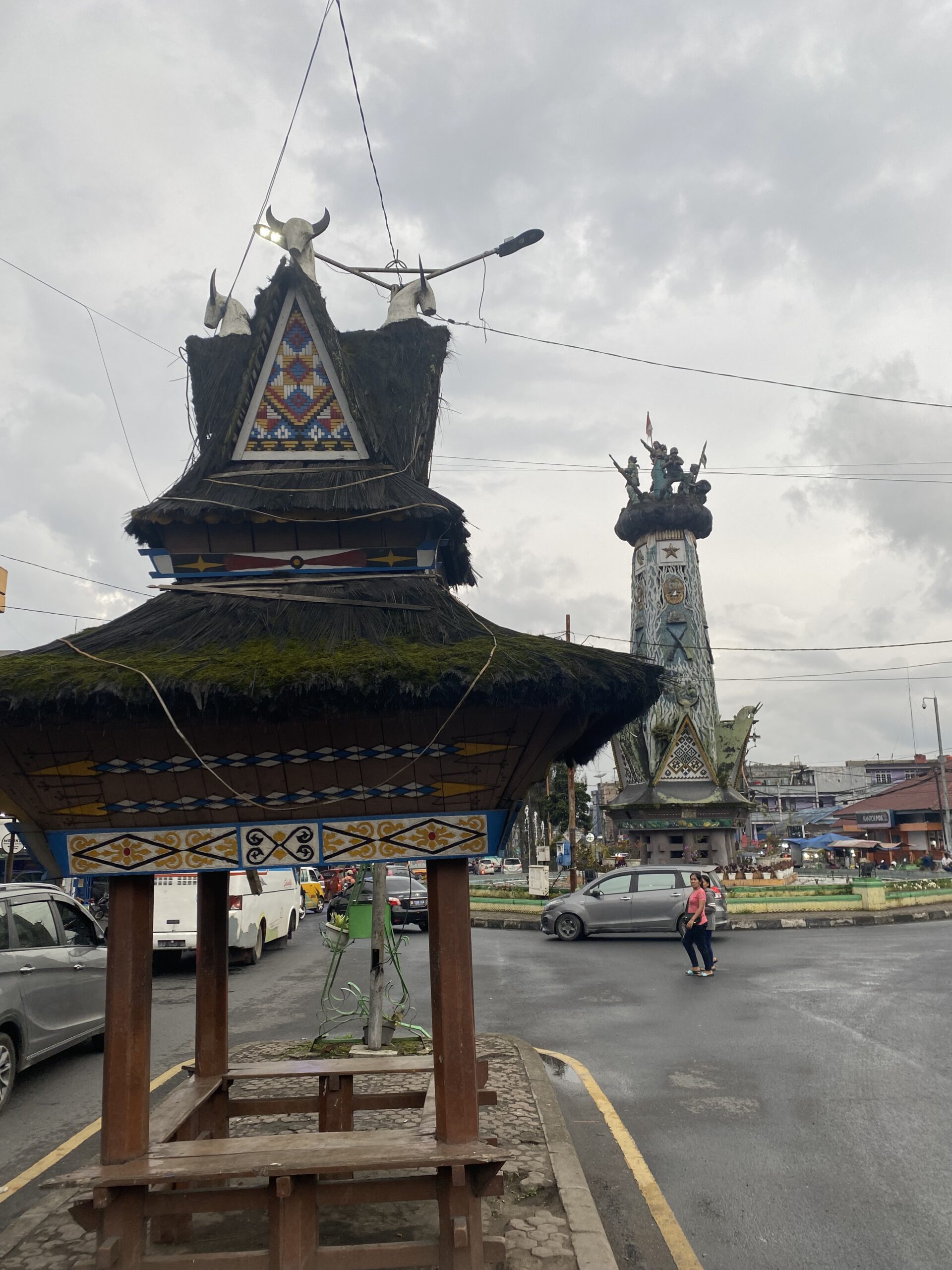 Casa tradicional Karo Batak amb la teulada triangular característica