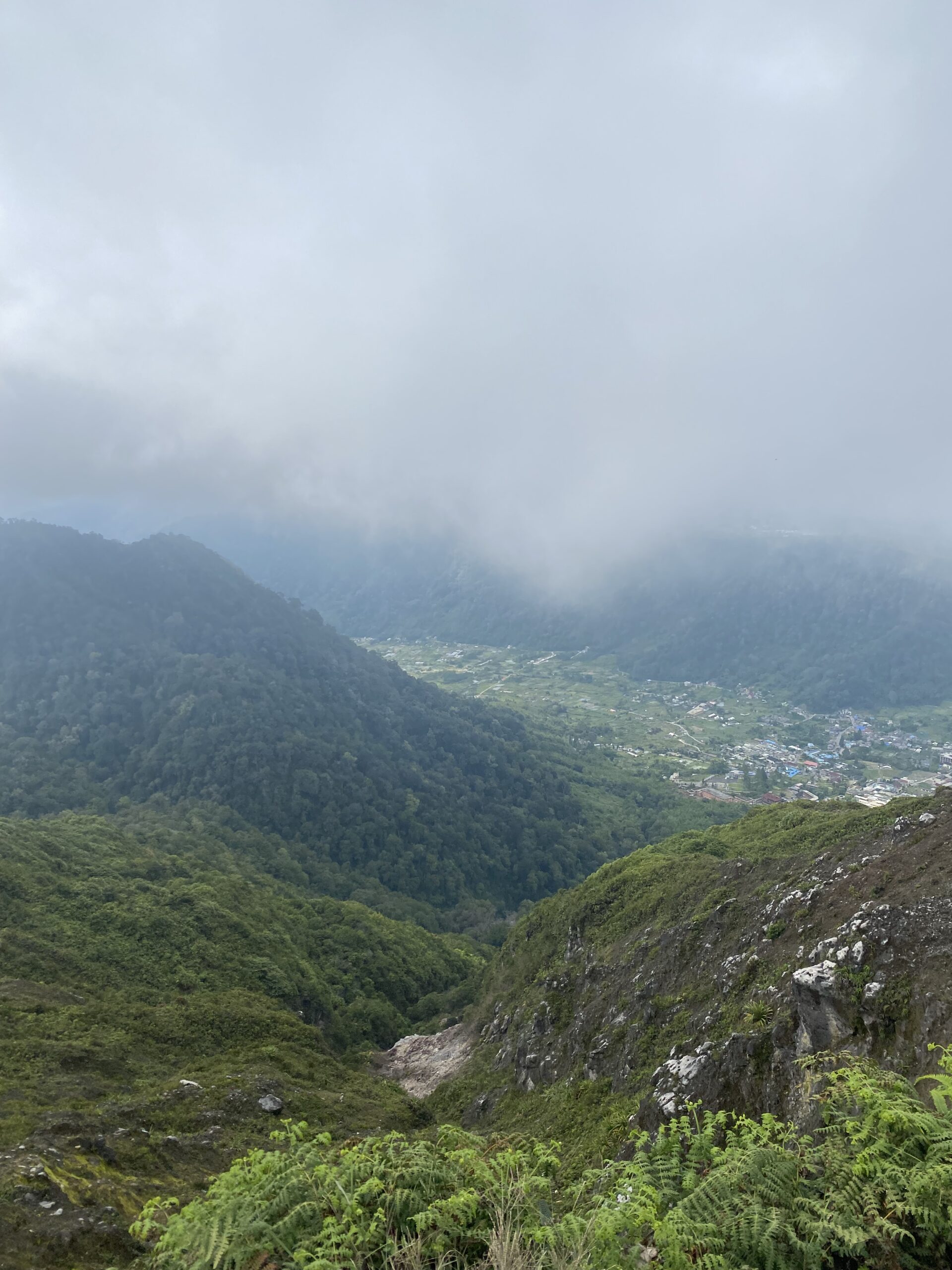 Vall i muntanyes entre la boira als voltants de Berastagi