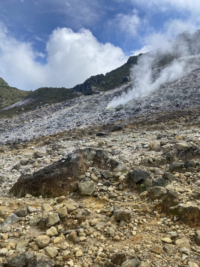 Fumaroles i vapor al cràter del Mont Sibayak, Berastagi