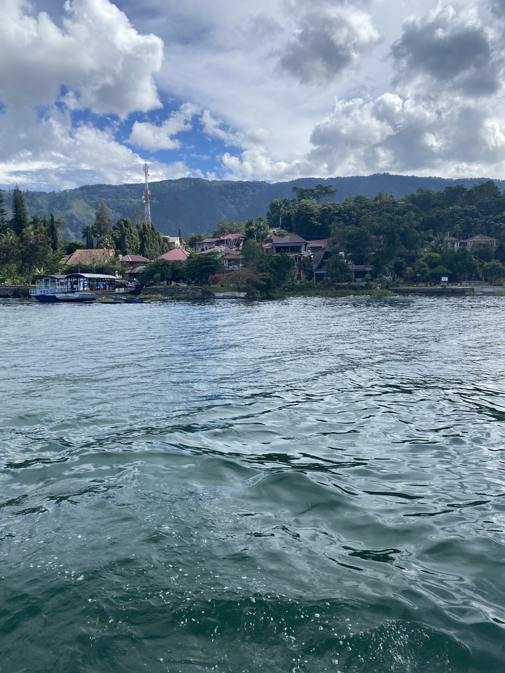 Vista del Llac Toba des de la vora de Samosir, amb les muntanyes de la caldera al fons