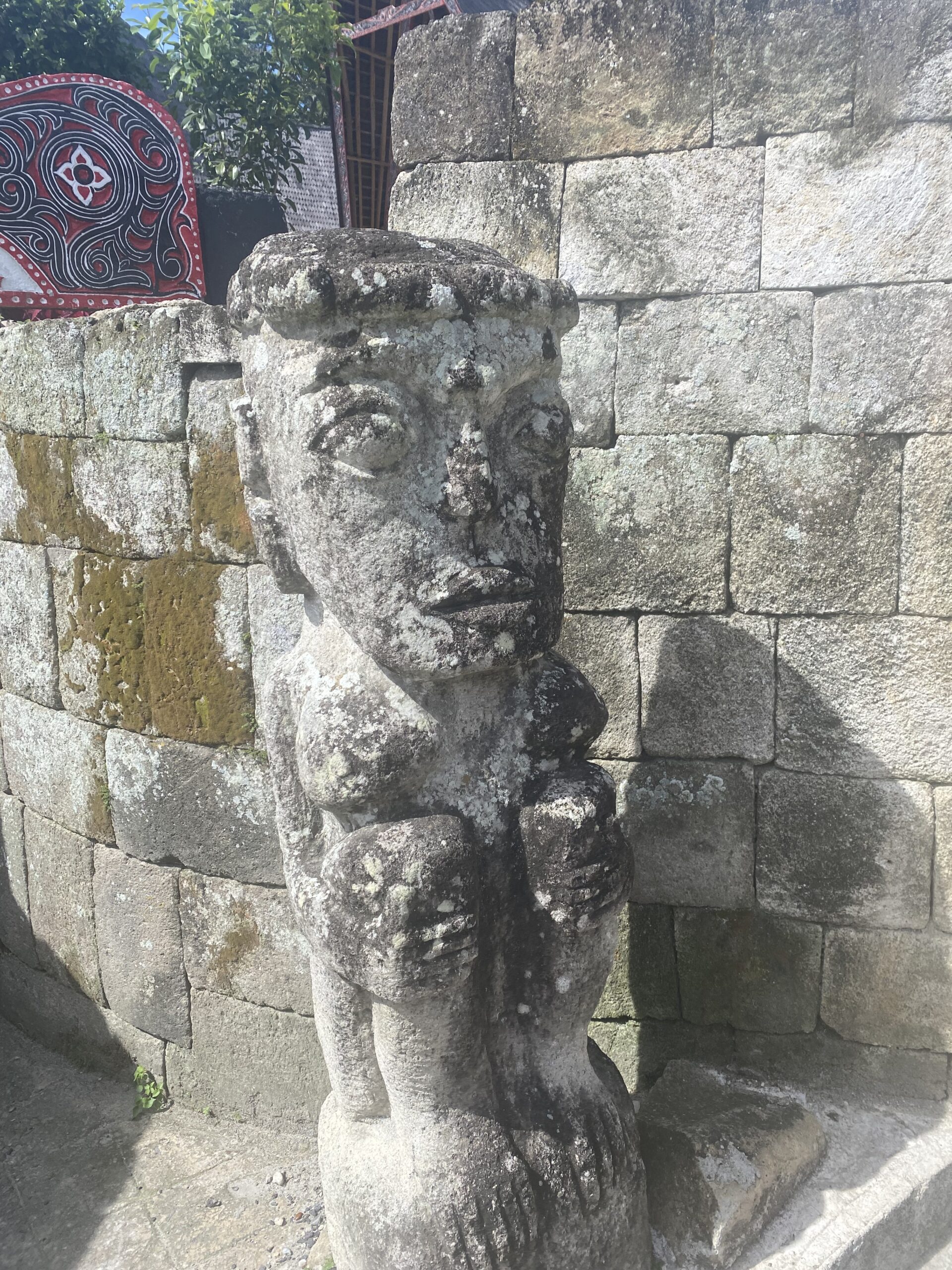 Figura de pedra esculpida a Huta Siallagan, art funerari tradicional Batak