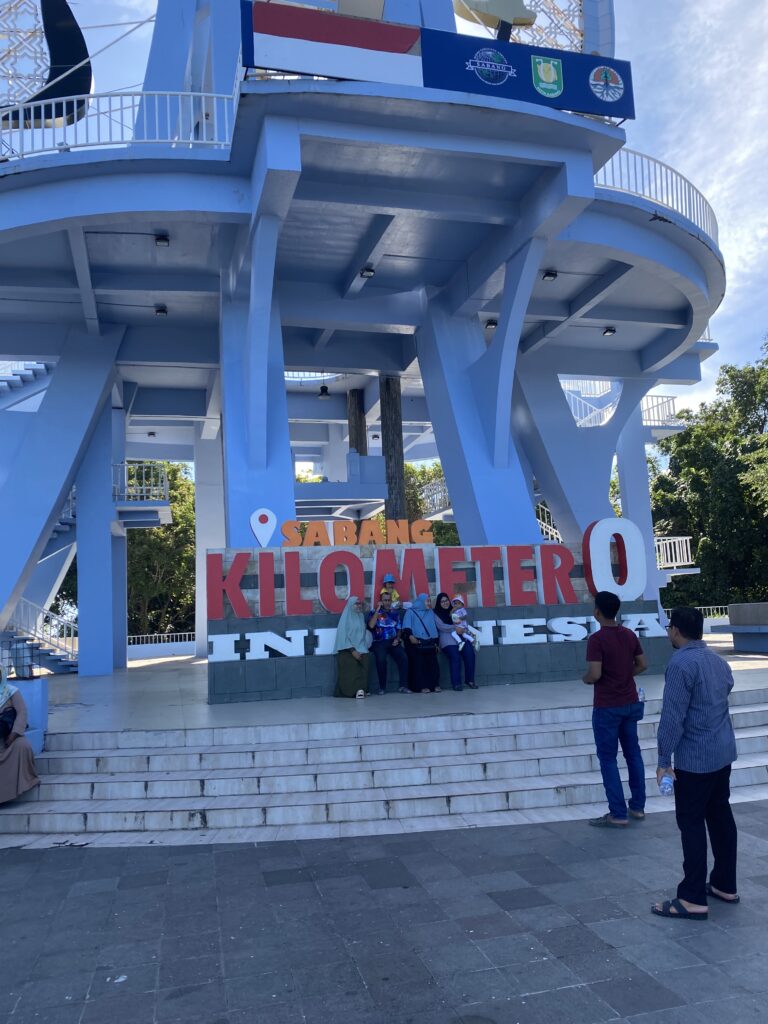 Estructura blava del monument del km 0 d'Indonèsia a Pulau Weh