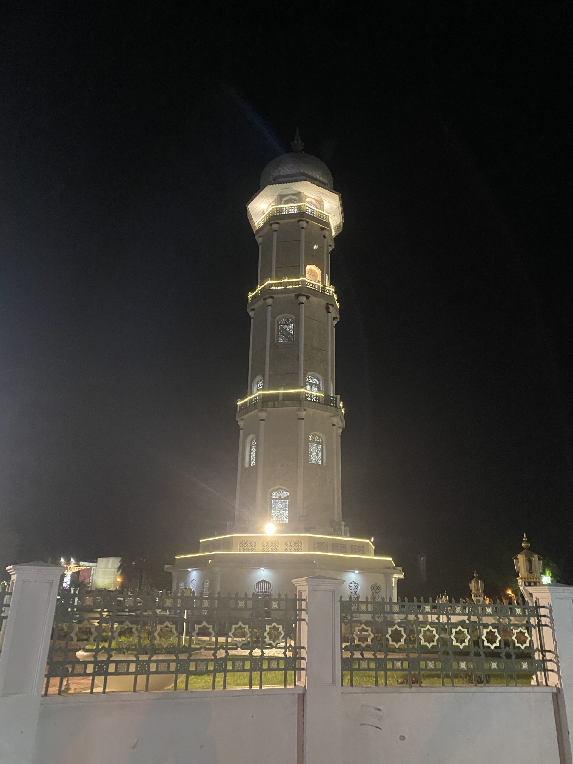 Minaret de la mesquita Baiturrahman il·luminat de nit