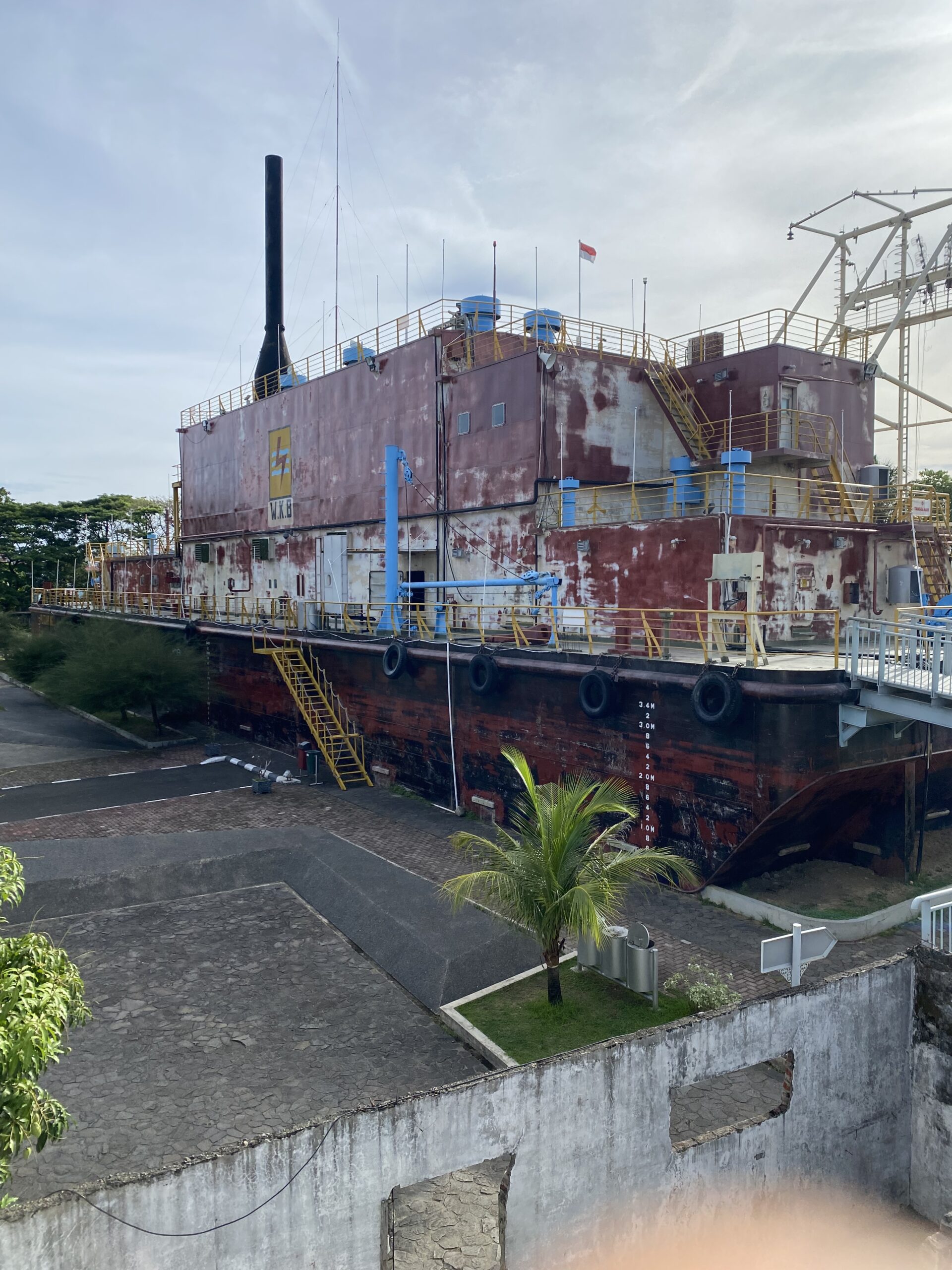 Casc rovellat del vaixell PLTD Apung encallat a Banda Aceh