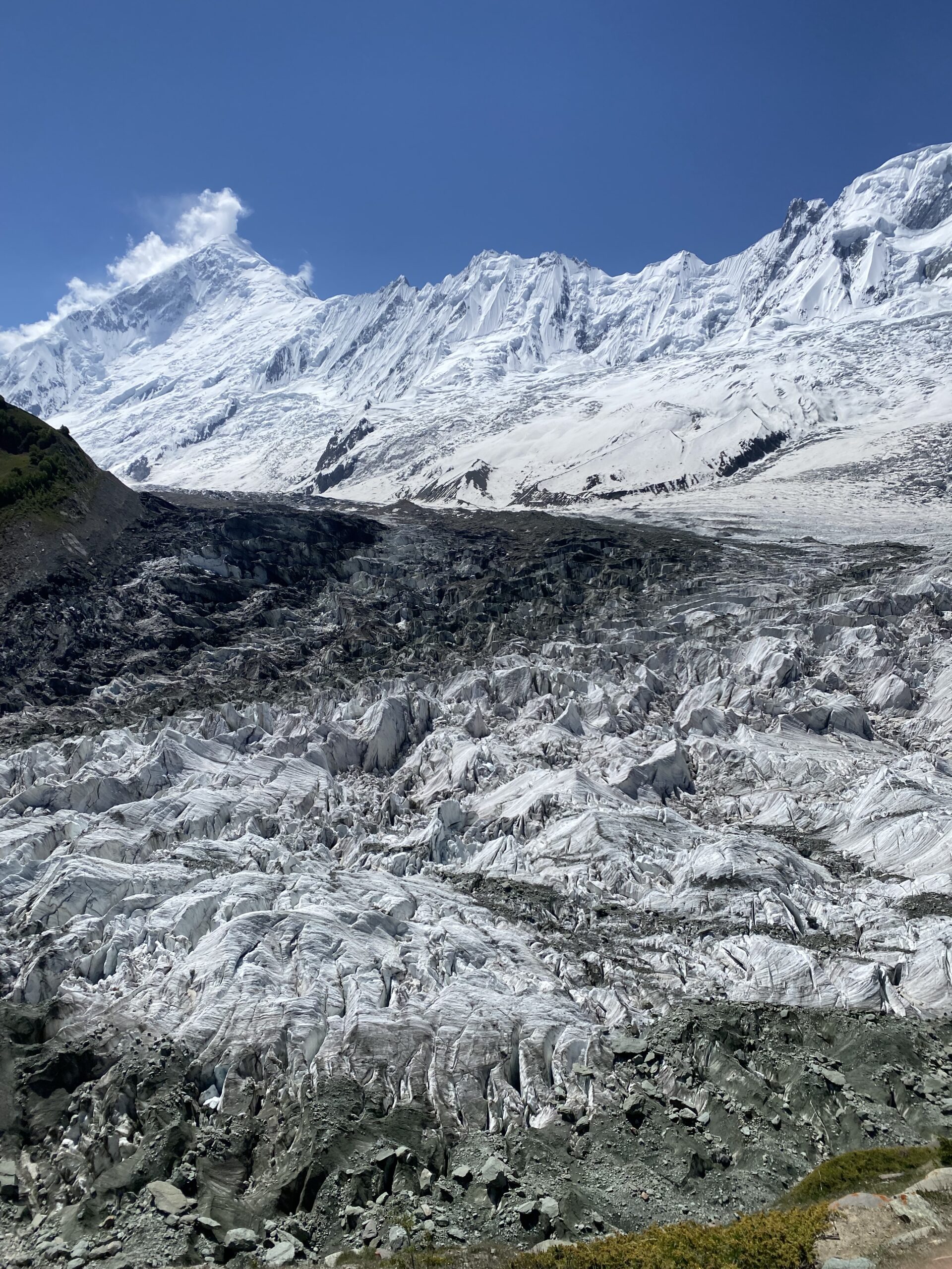 Camí de pedra cap al camp base del Rakaposhi entre pastures alpines