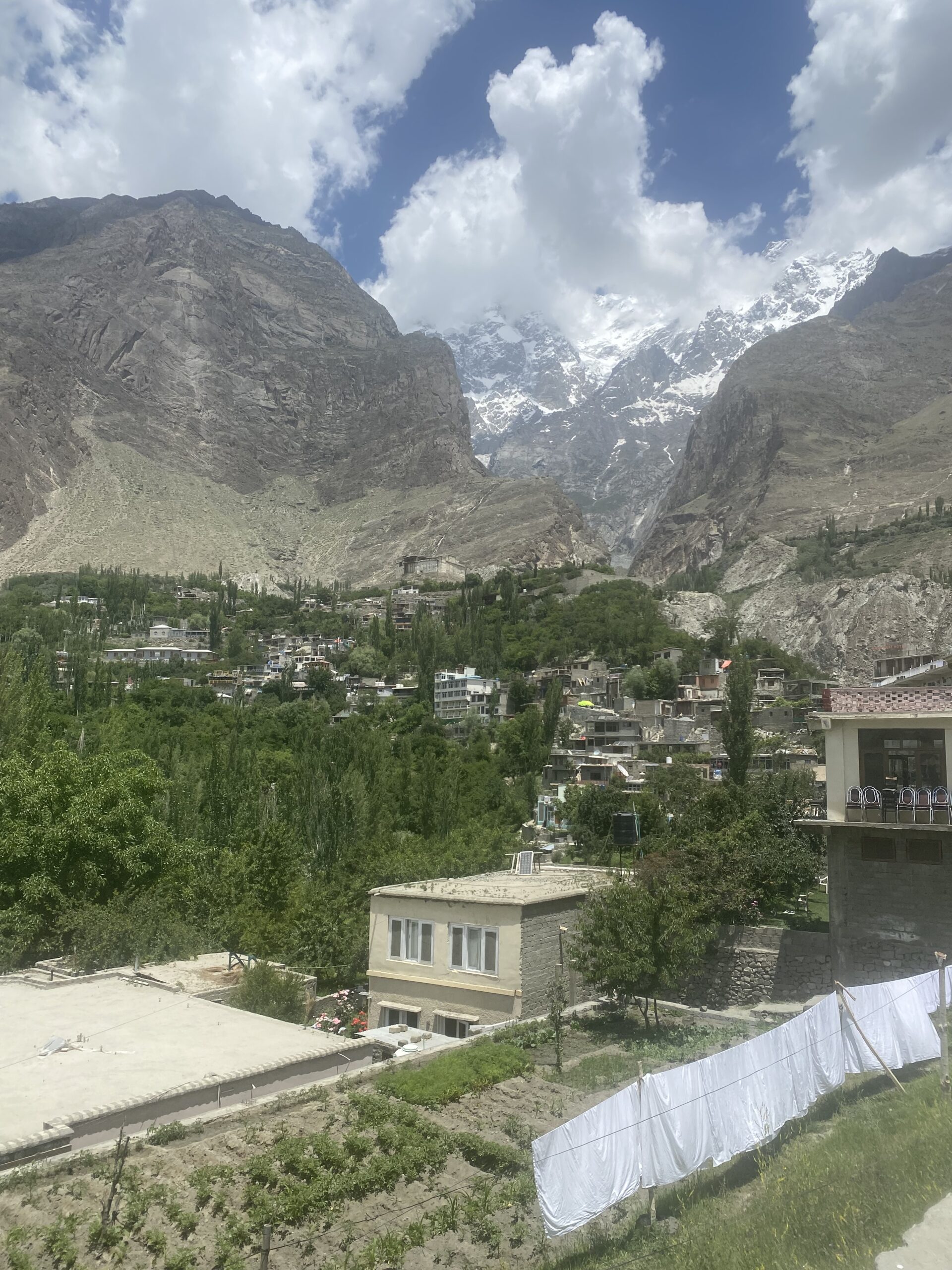 Poble de la Vall de Hunza envoltat de cims del Karakoram