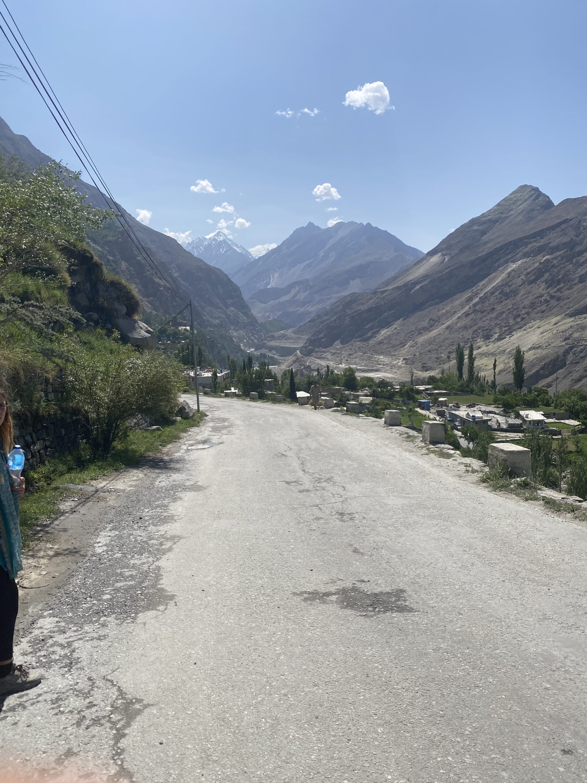 Carretera per la Vall de Hunza entre camps en terrasses i els cims nevats del Karakoram