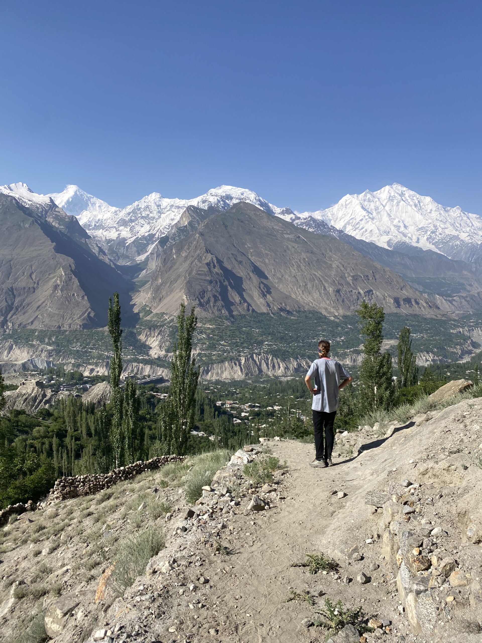 Viatger contemplant les vistes de la Vall de Hunza des d'un mirador