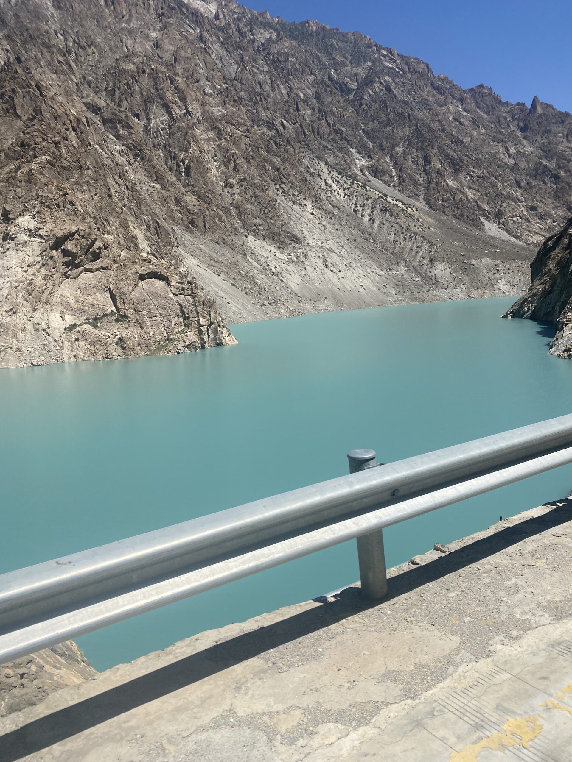 El llac turquesa de Passu amb el pont penjant al fons