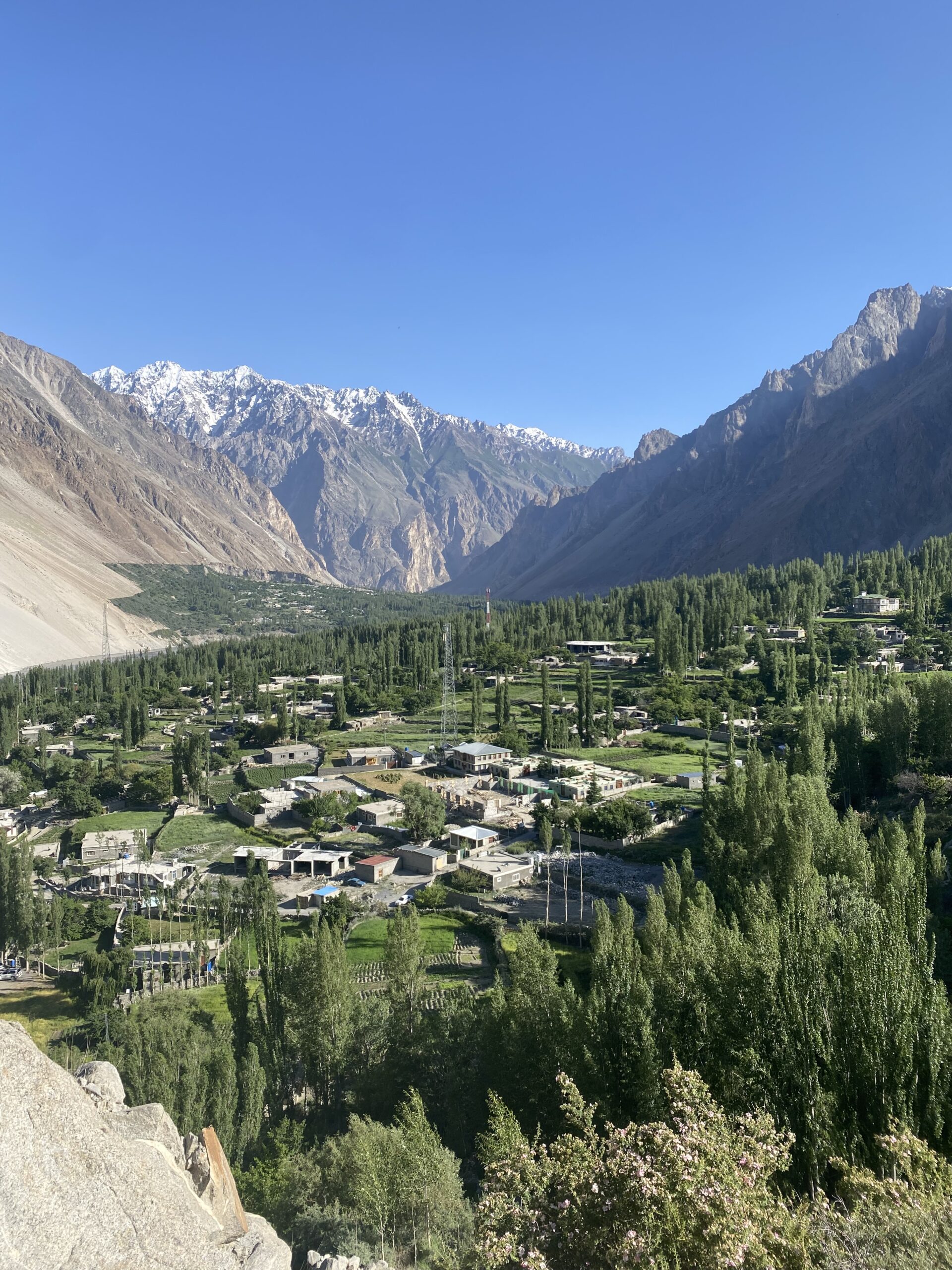 Panoràmica de Gulmit amb el poble entre camps verds i els cims del Karakoram