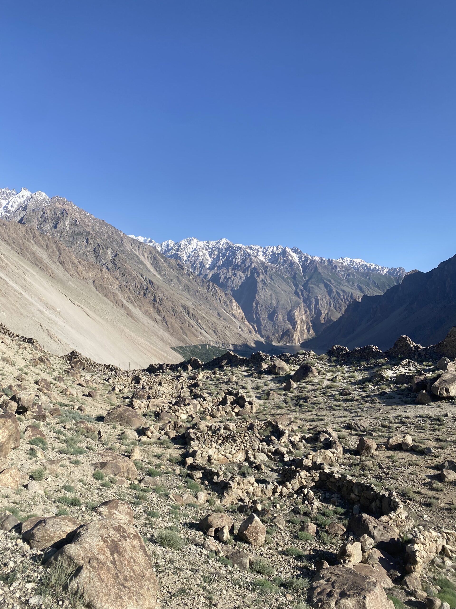 Vista de la vall de Gulmit des dels camps en terrasses, amb els cims nevats del Karakoram