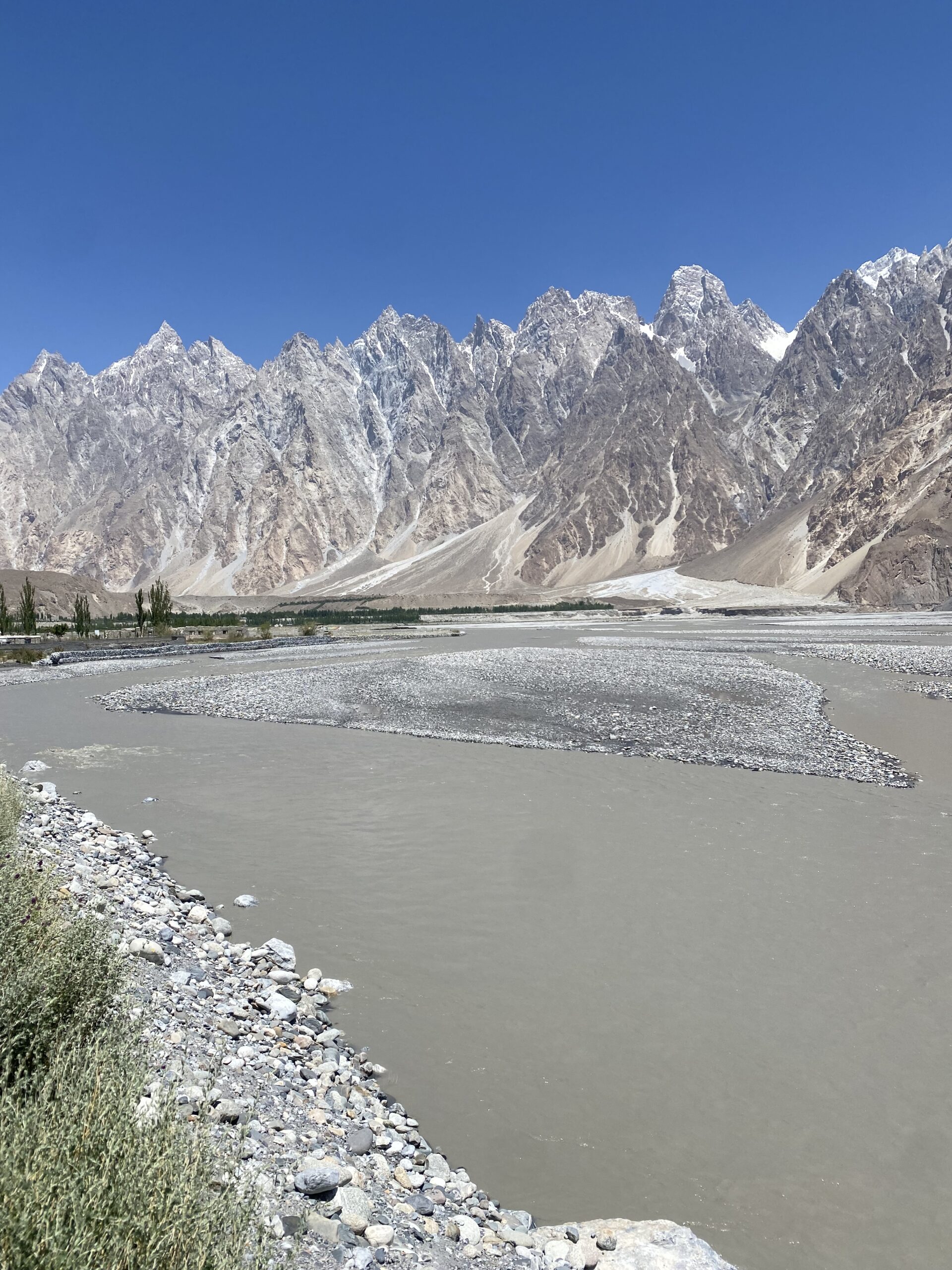 El llit del riu Hunza entre els Passu Cones i les muntanyes del Karakoram