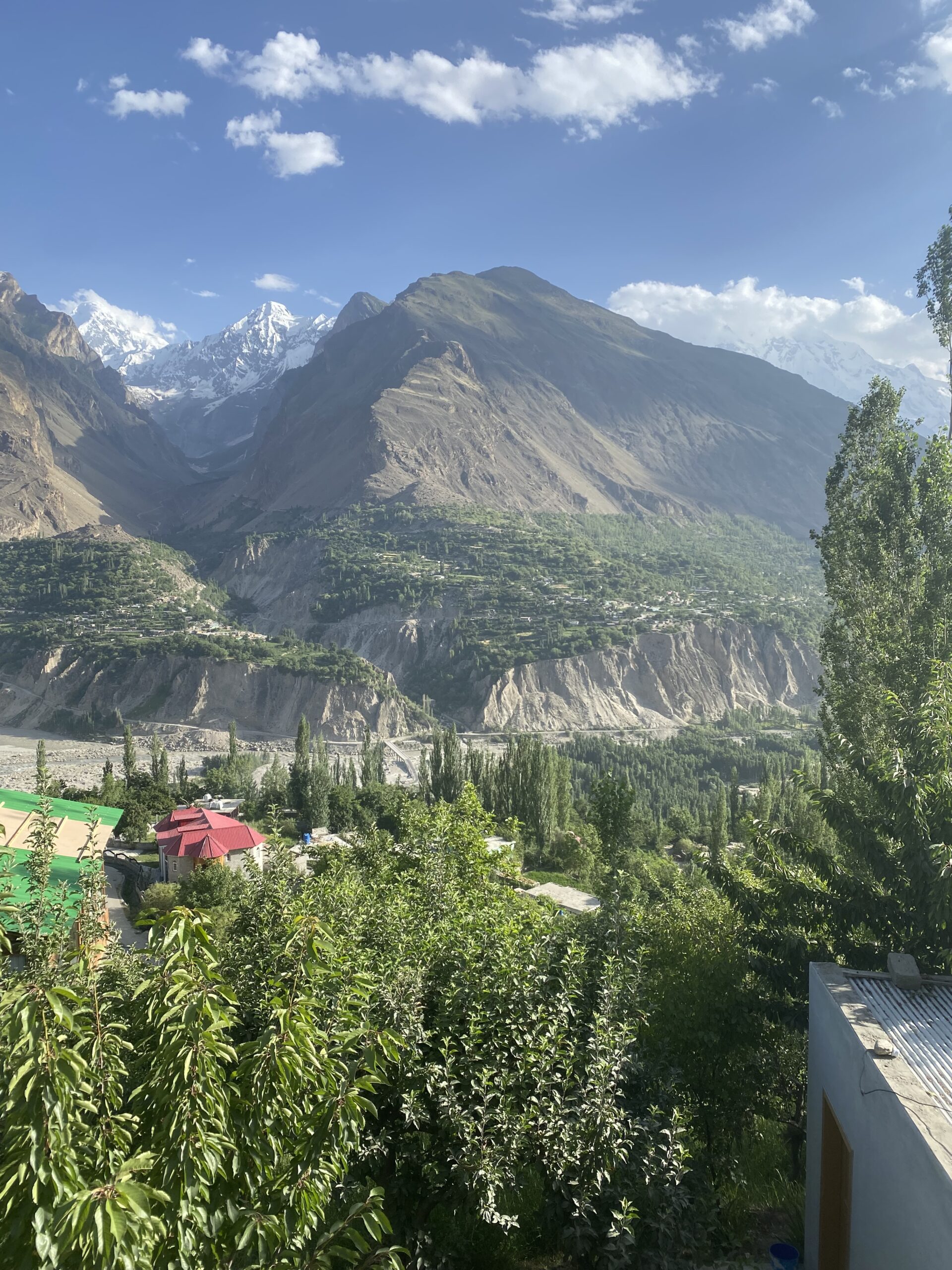 Vista panoràmica de la Vall de Hunza amb camps en terrasses i muntanyes al fons