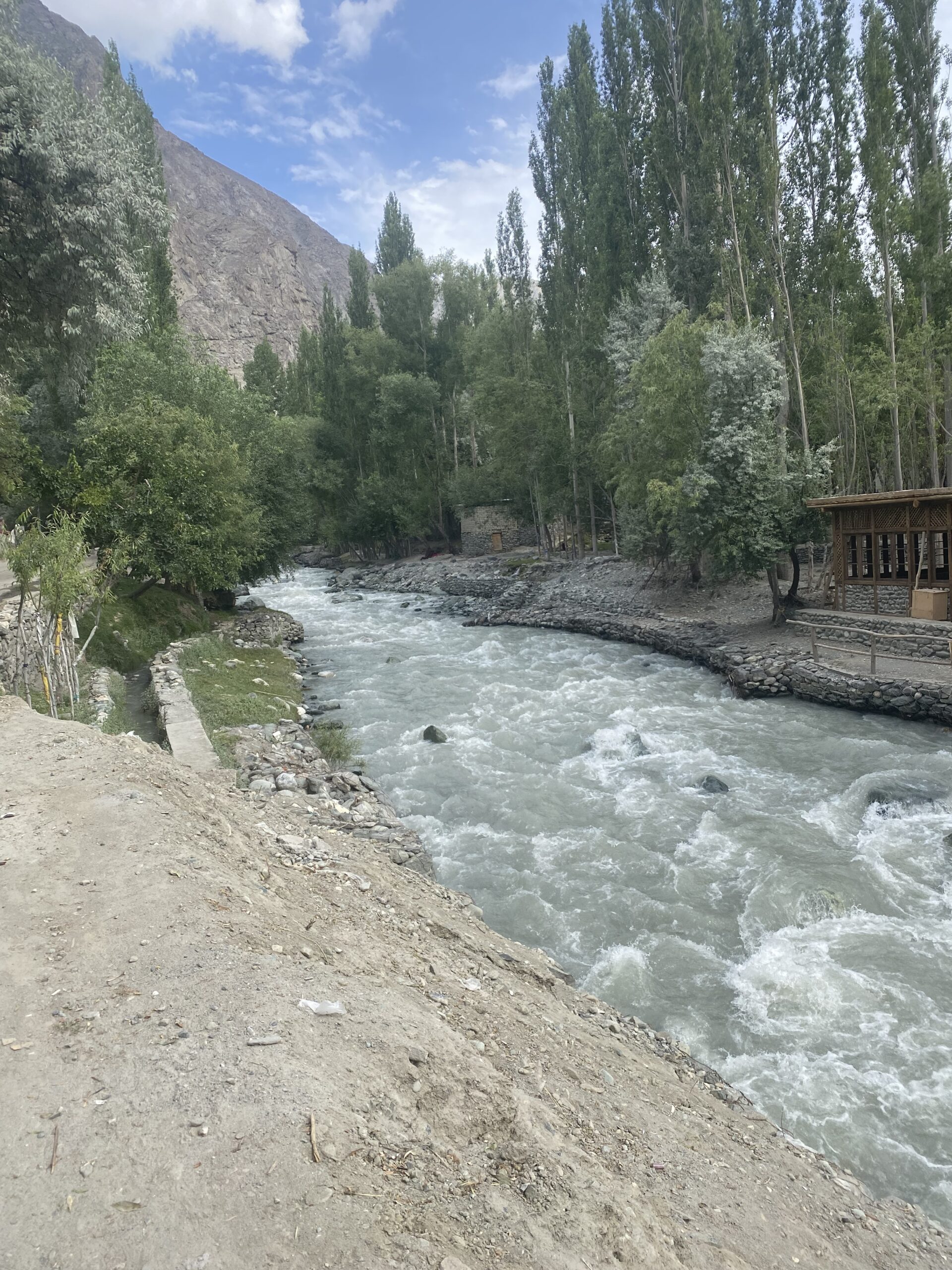 Riu de muntanya a Shigar entre vegetació i cims del Karakoram