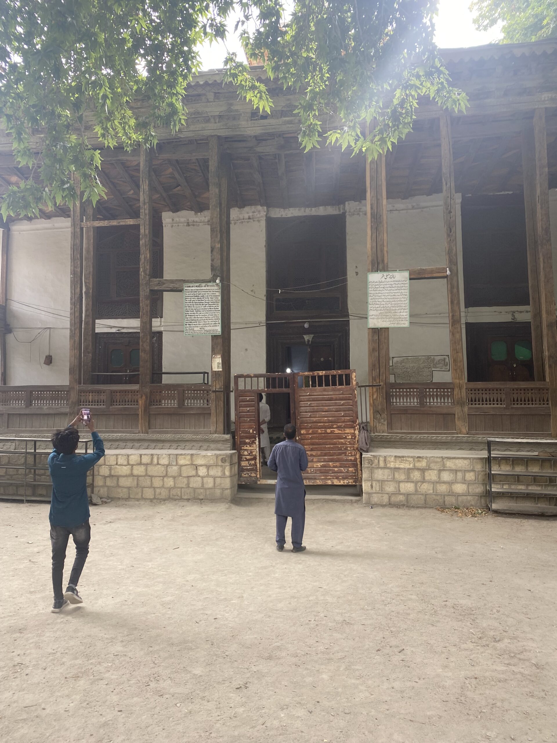 Viatgers visitant un edifici de patrimoni a Skardu