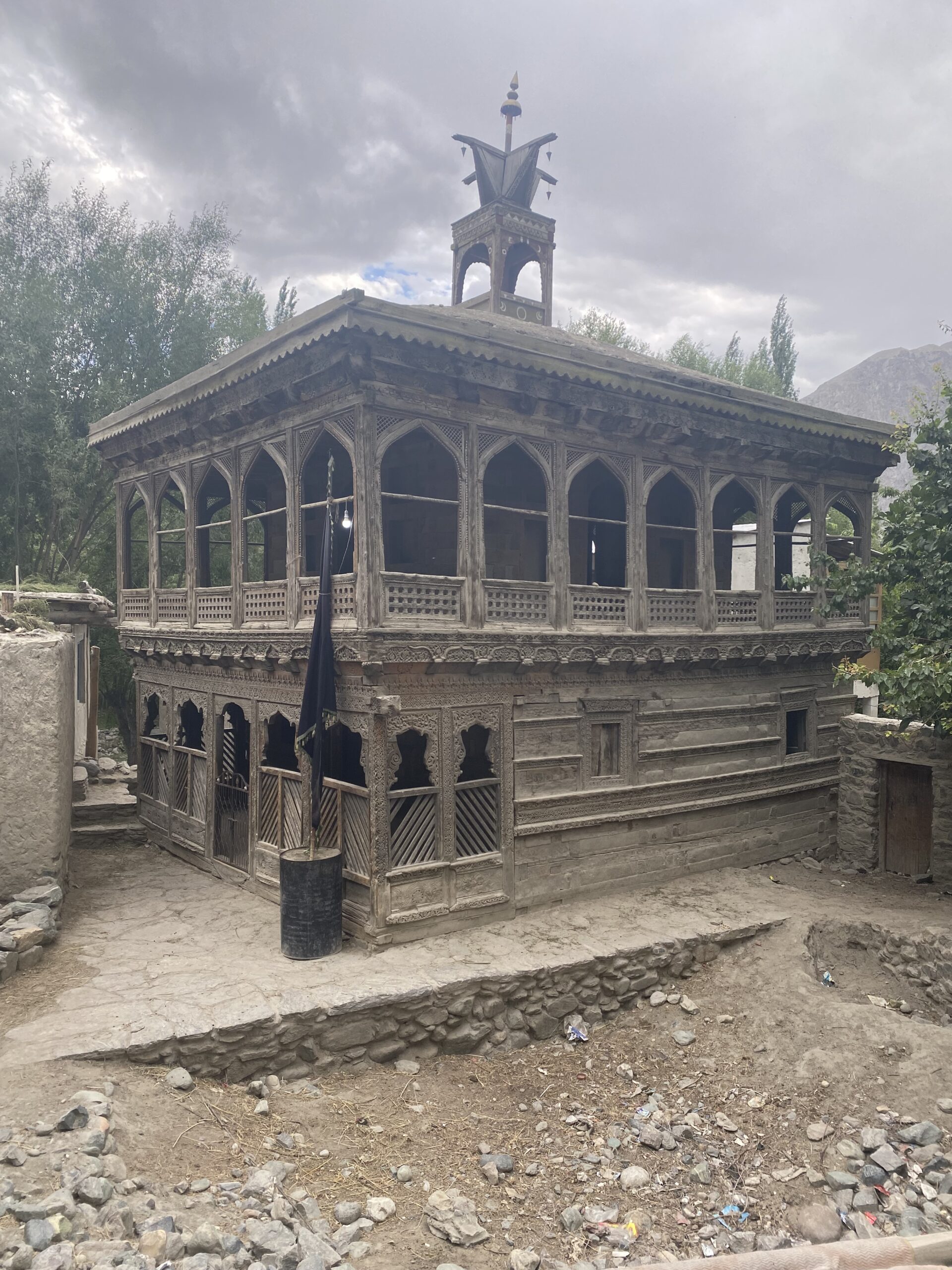 Edifici històric de fusta tallada al centre de Skardu