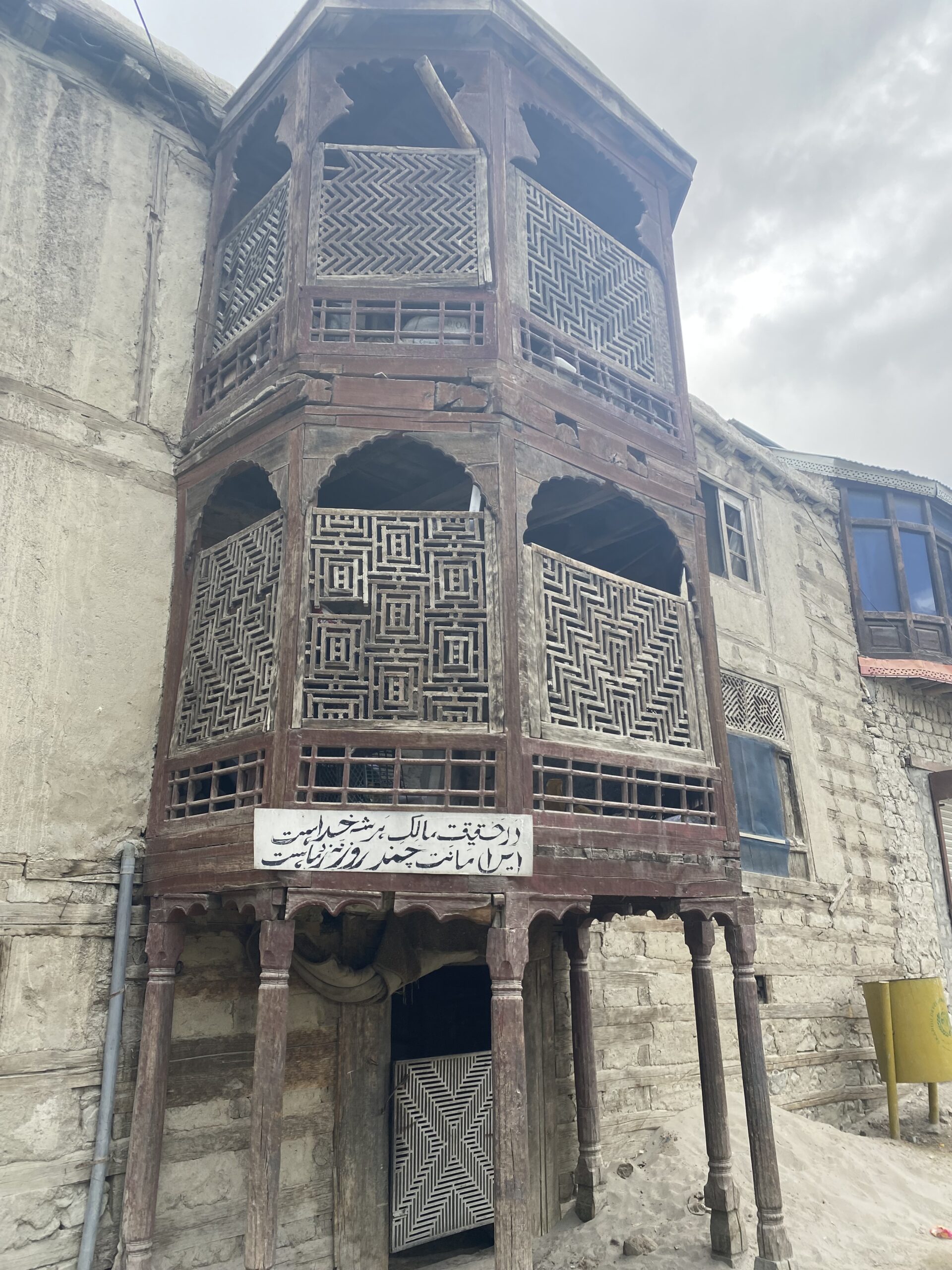 Torre de fusta tallada del Kharpocho Fort a Skardu