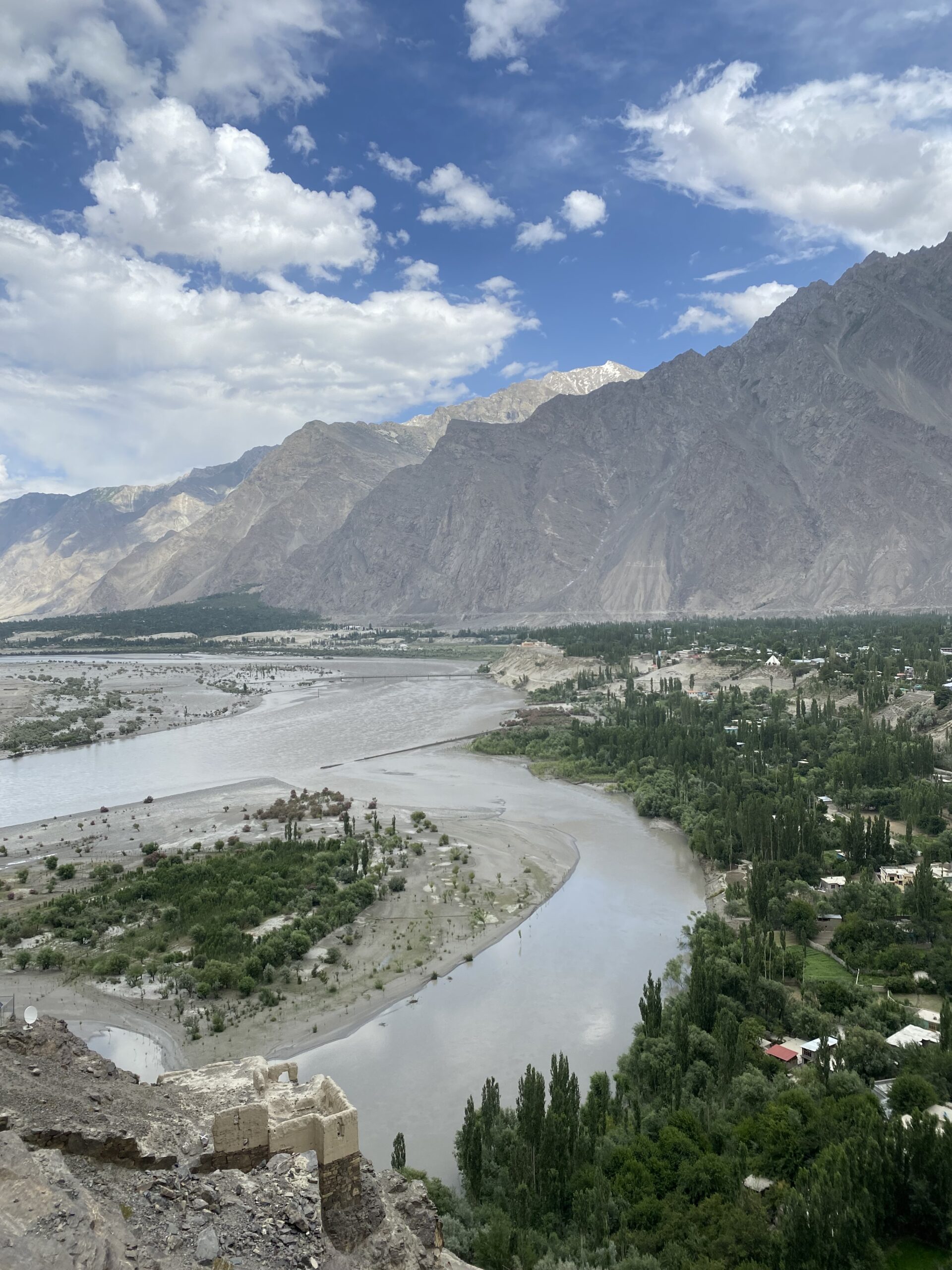 Vista de la vall de Shigar amb el riu serpentejant entre camps i muntanyes