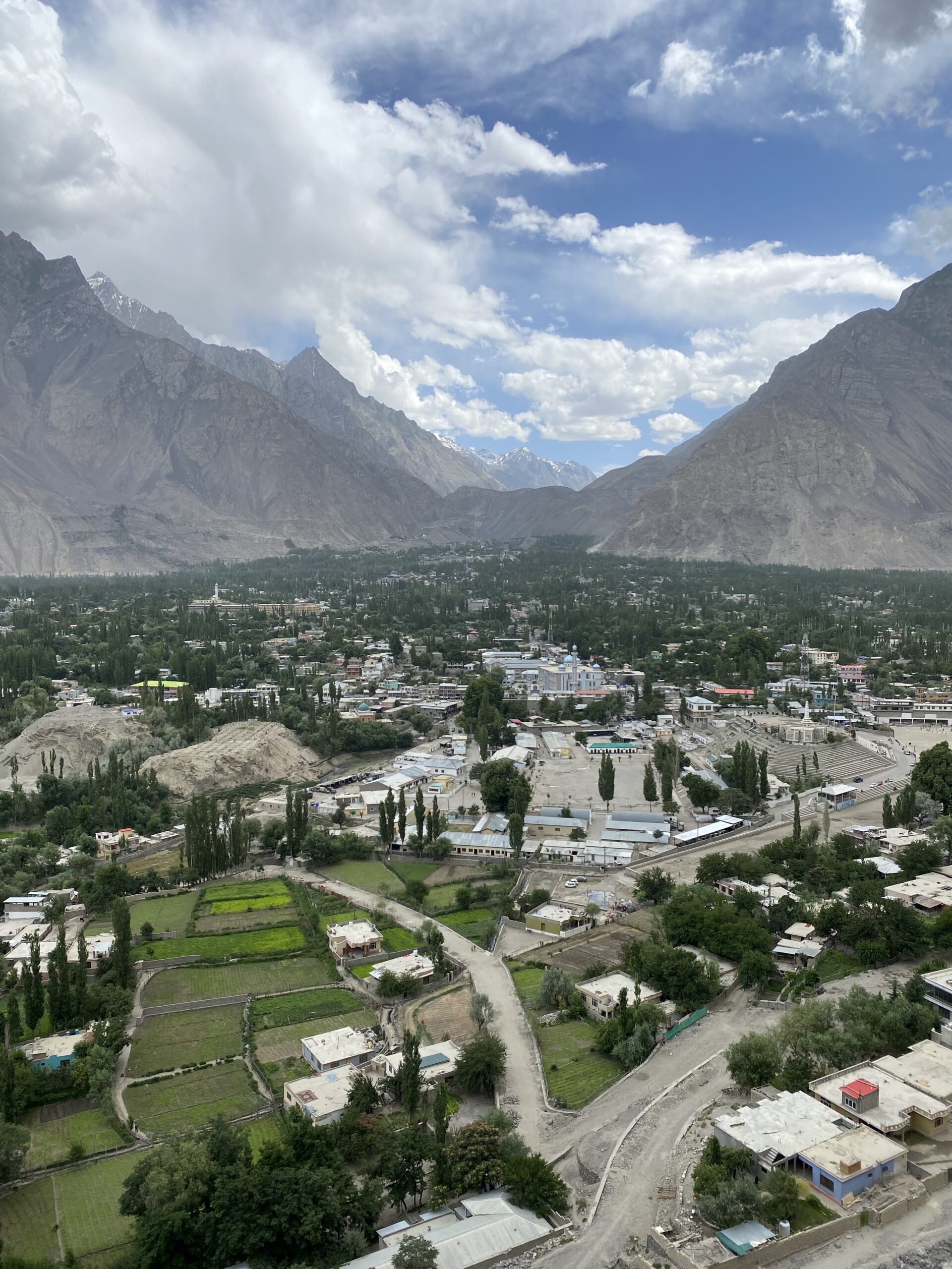 Vista panoràmica de Skardu amb la vall i els cims del Karakoram al fons