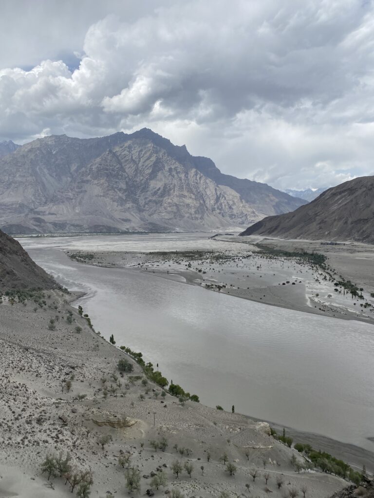 El llit ample del riu de Shigar amb les muntanyes àrides del Baltistan al fons