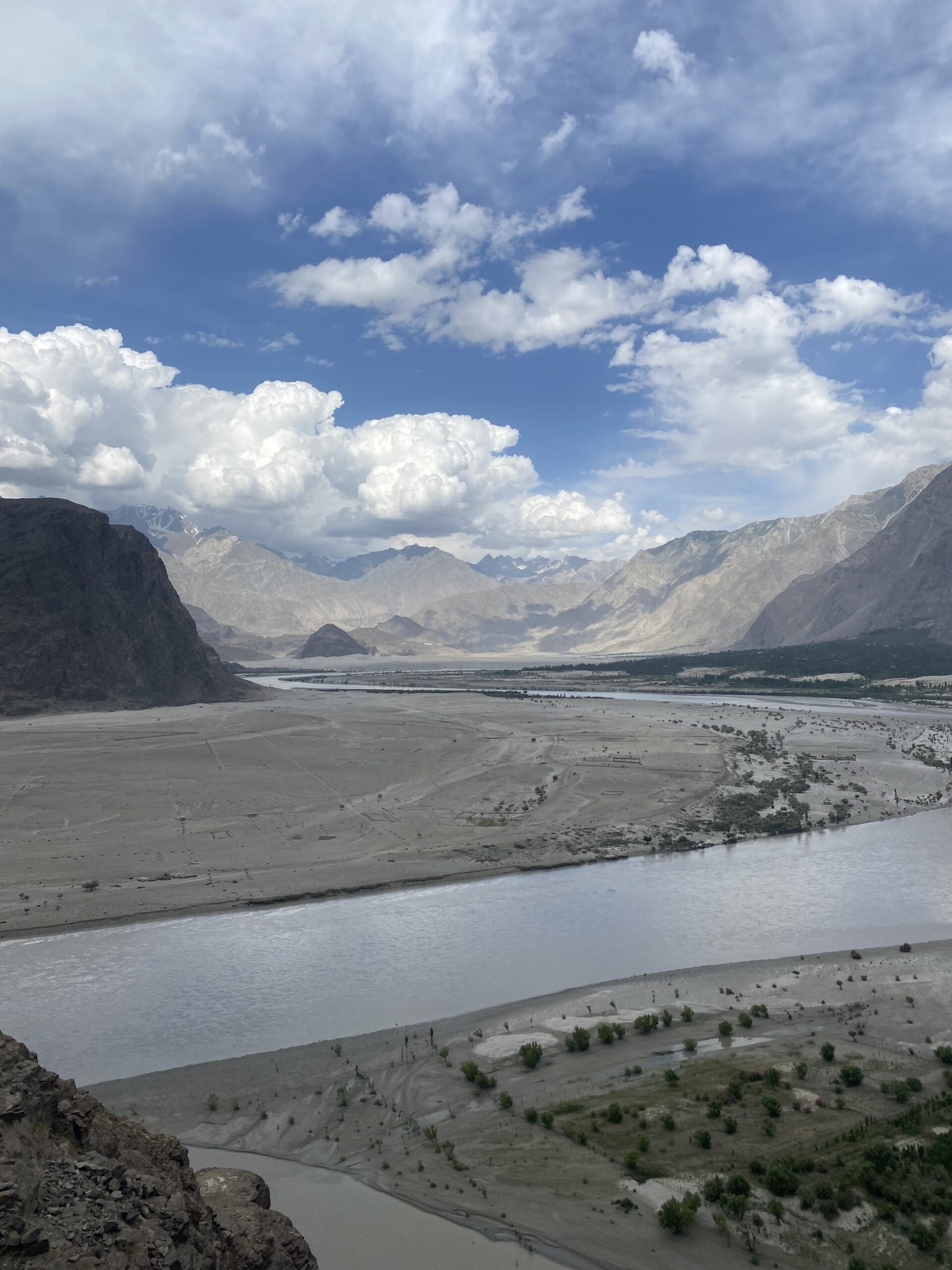 El riu de la vall de Shigar entre camps verds i cims del Karakoram