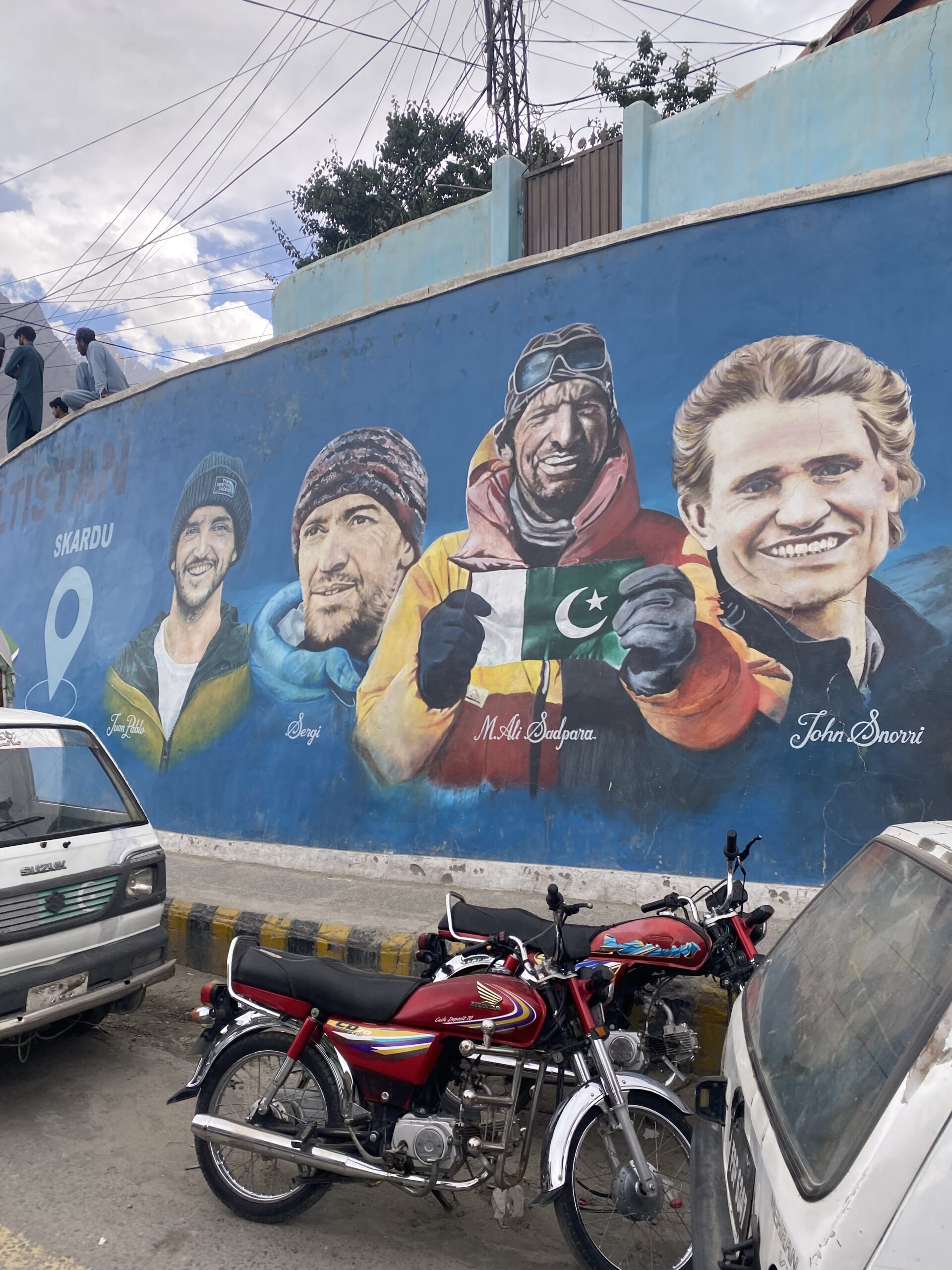 Mural amb retrats d'alpinistes a un carrer de Skardu