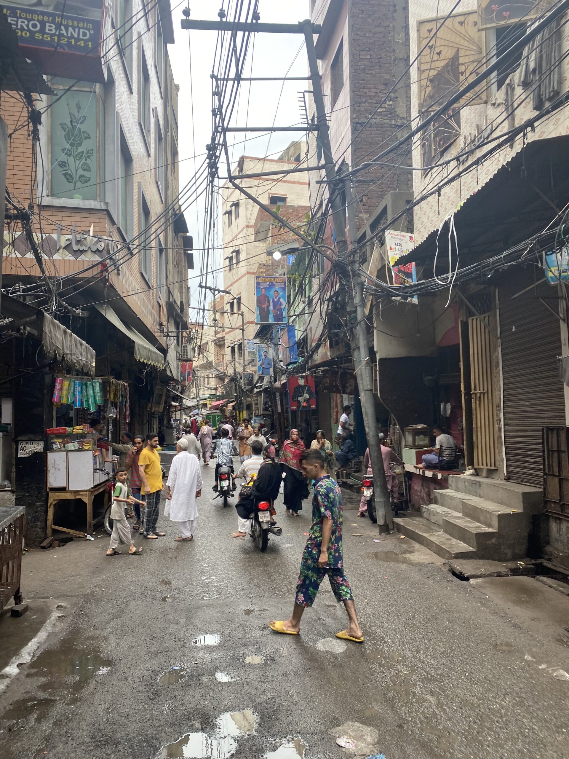 Carrer estret del centre històric de Lahore