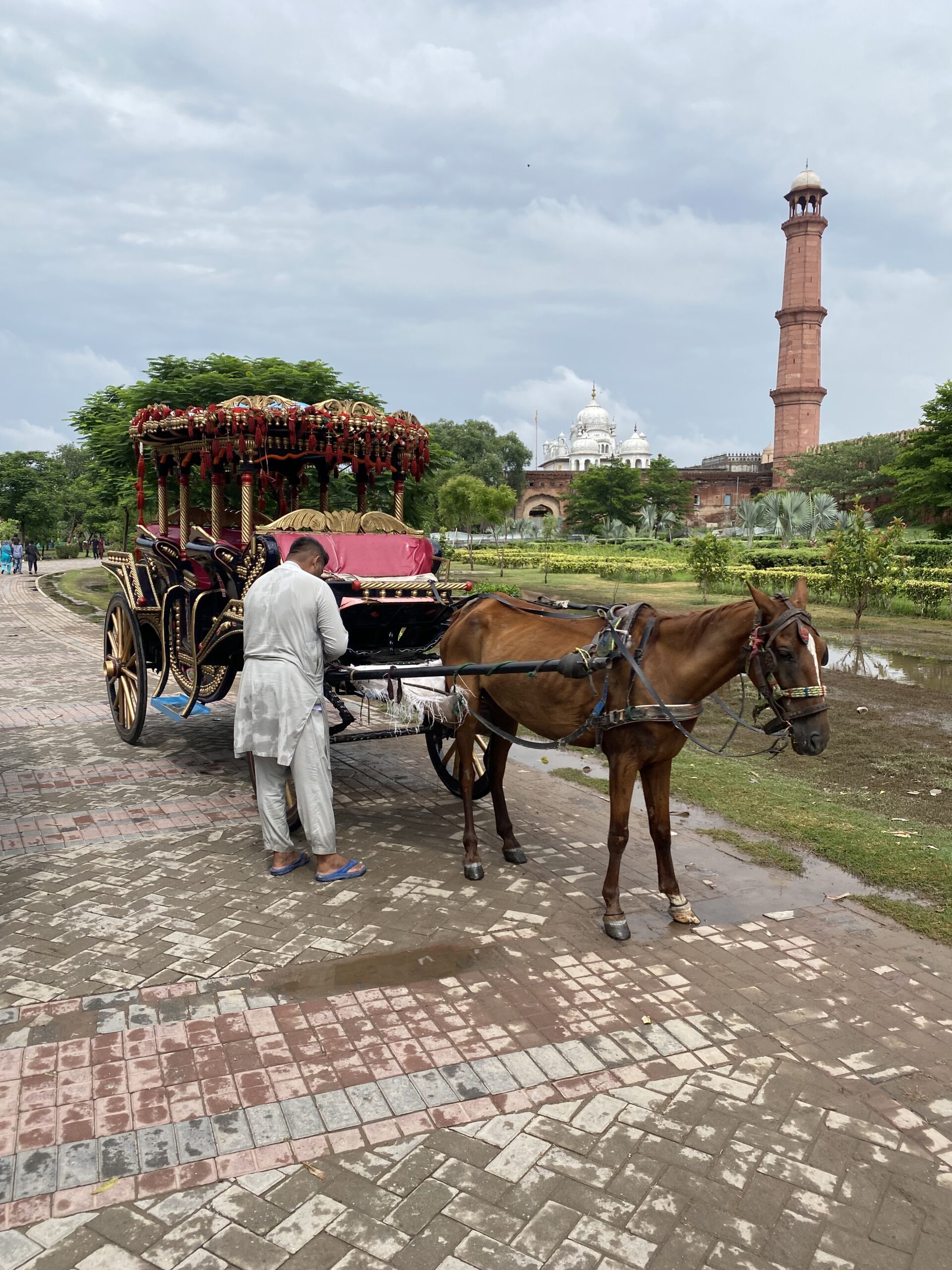 Carruatge de cavalls prop del Fort de Lahore, amb el minaret Minar-e-Pakistan al fons