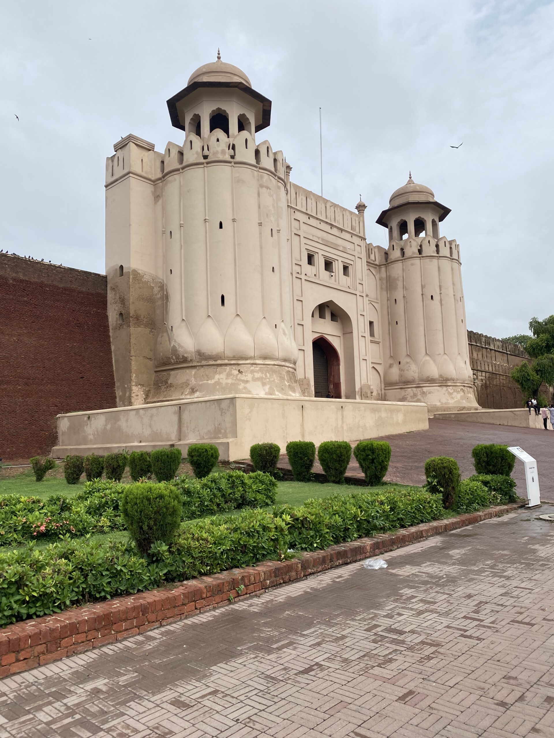 Porta d'entrada al Fort de Lahore amb els seus minarets