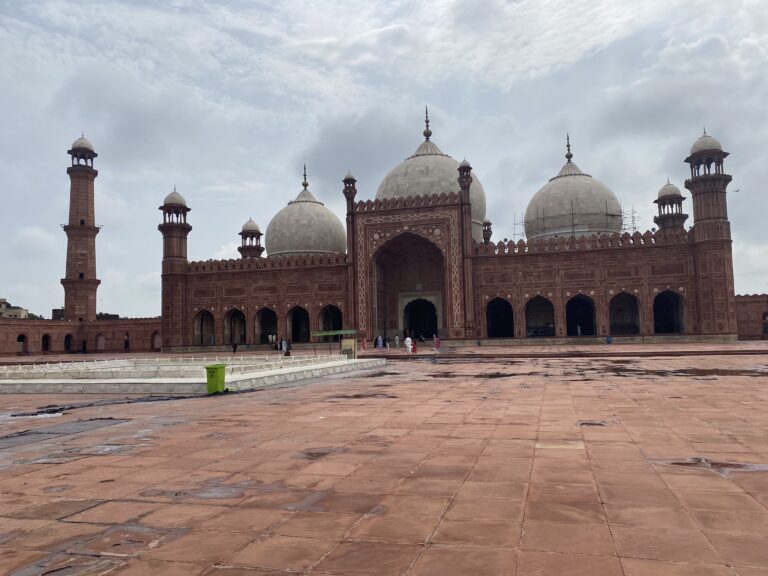 La Mesquita Badshahi de Lahore amb les cúpules i minarets de marbre