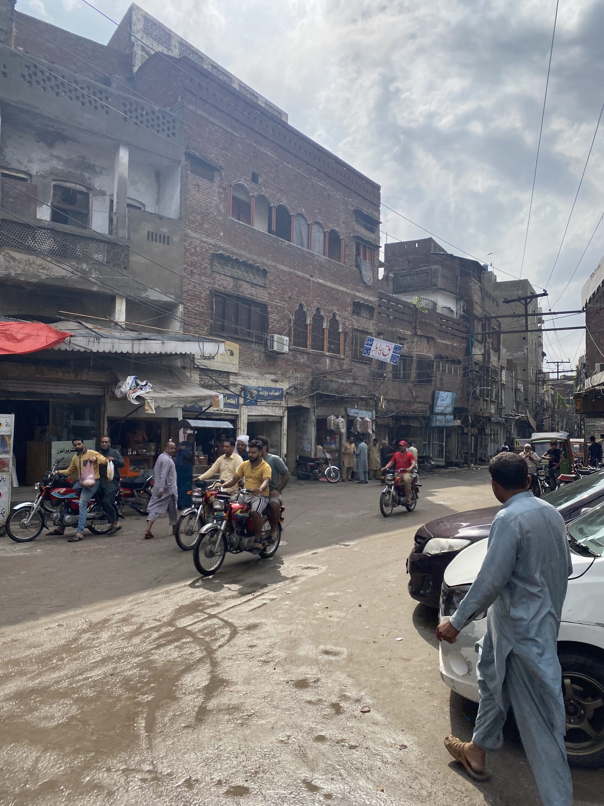Carrer amb tràfic i vida quotidiana al centre de Lahore