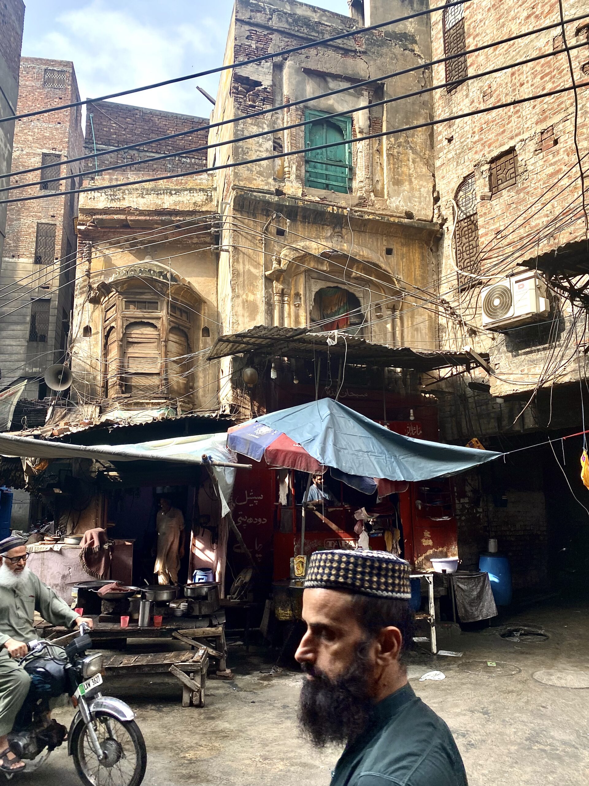 Botigues i mercat de carrer al centre històric de Lahore