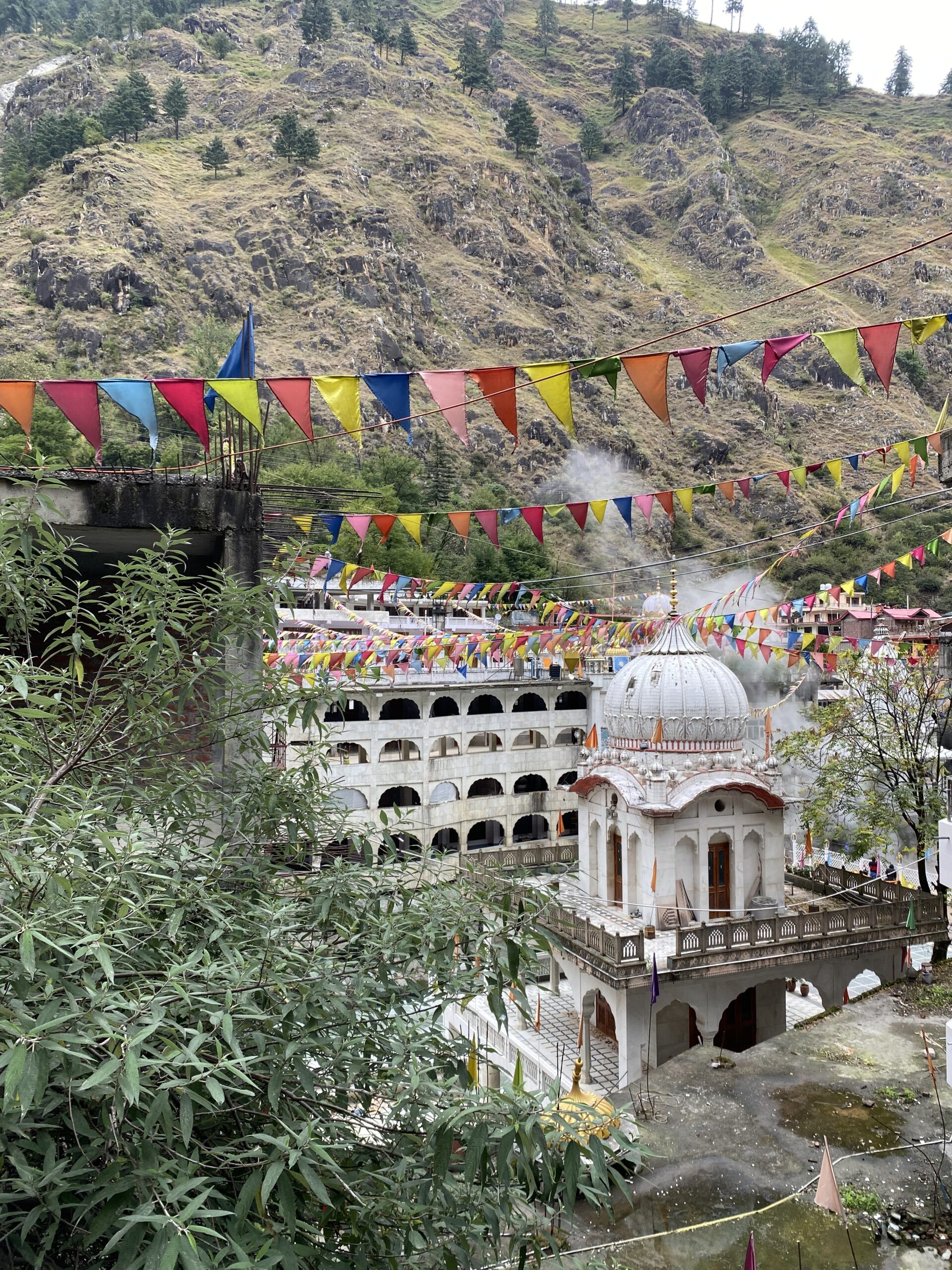 Façana acolorida d'un temple hindú amb figures de divinitats a Manikaran, Himachal Pradesh.