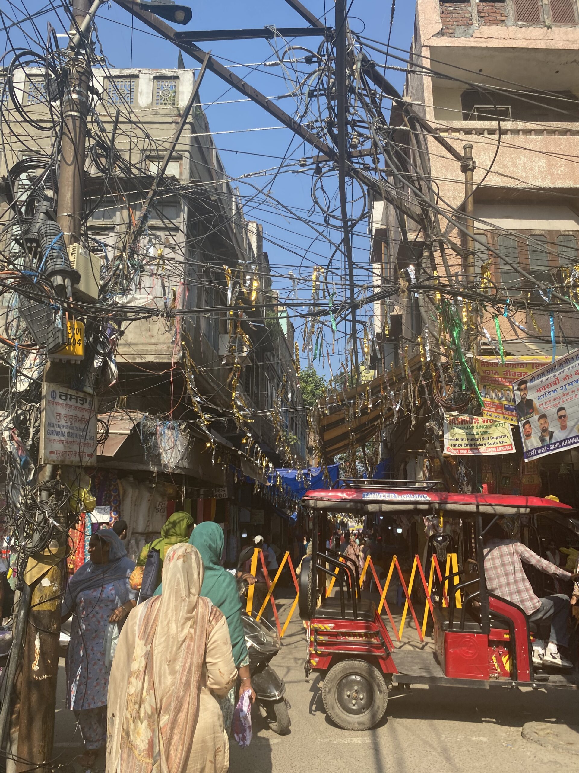 Façanes antigues, balcons i cablejat elèctric en un carrer del centre històric d'Amritsar, Índia.