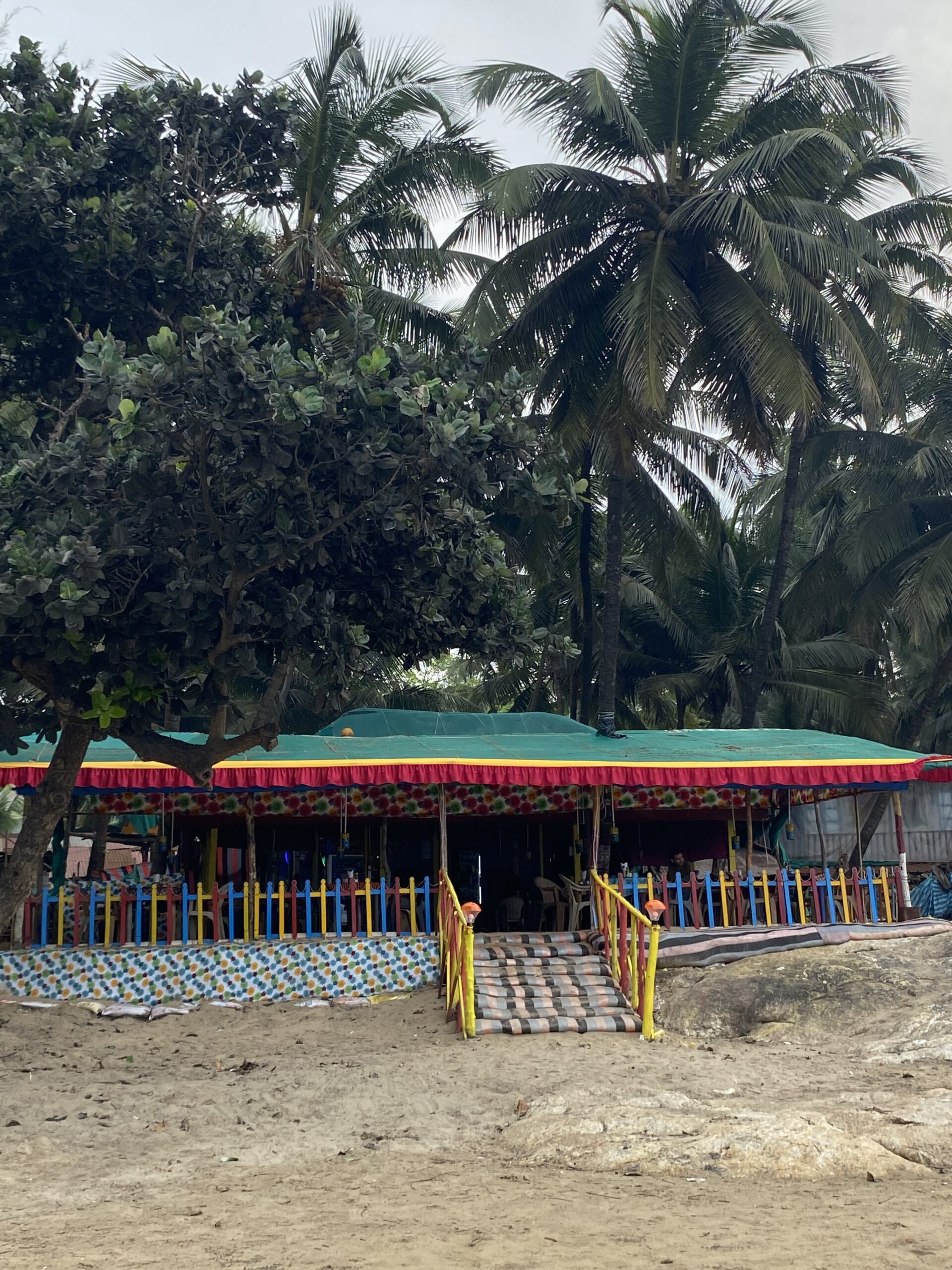 Guingueta envoltada de palmeres al costat d’una platja de Gokarna, Karnataka.