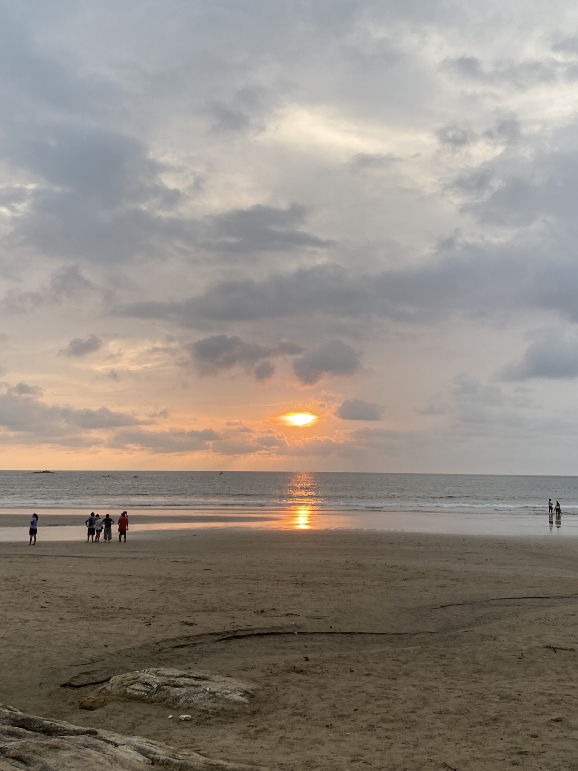 Sol ponent-se sobre el mar d’Aràbia en una platja de Gokarna, al sud de l’Índia.