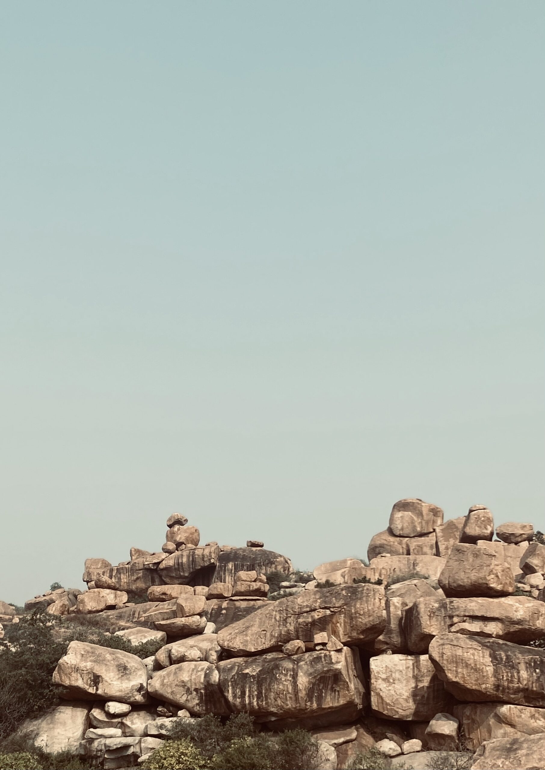 Grans blocs de granit característics del paisatge monumental de Hampi sota el cel de Karnataka.