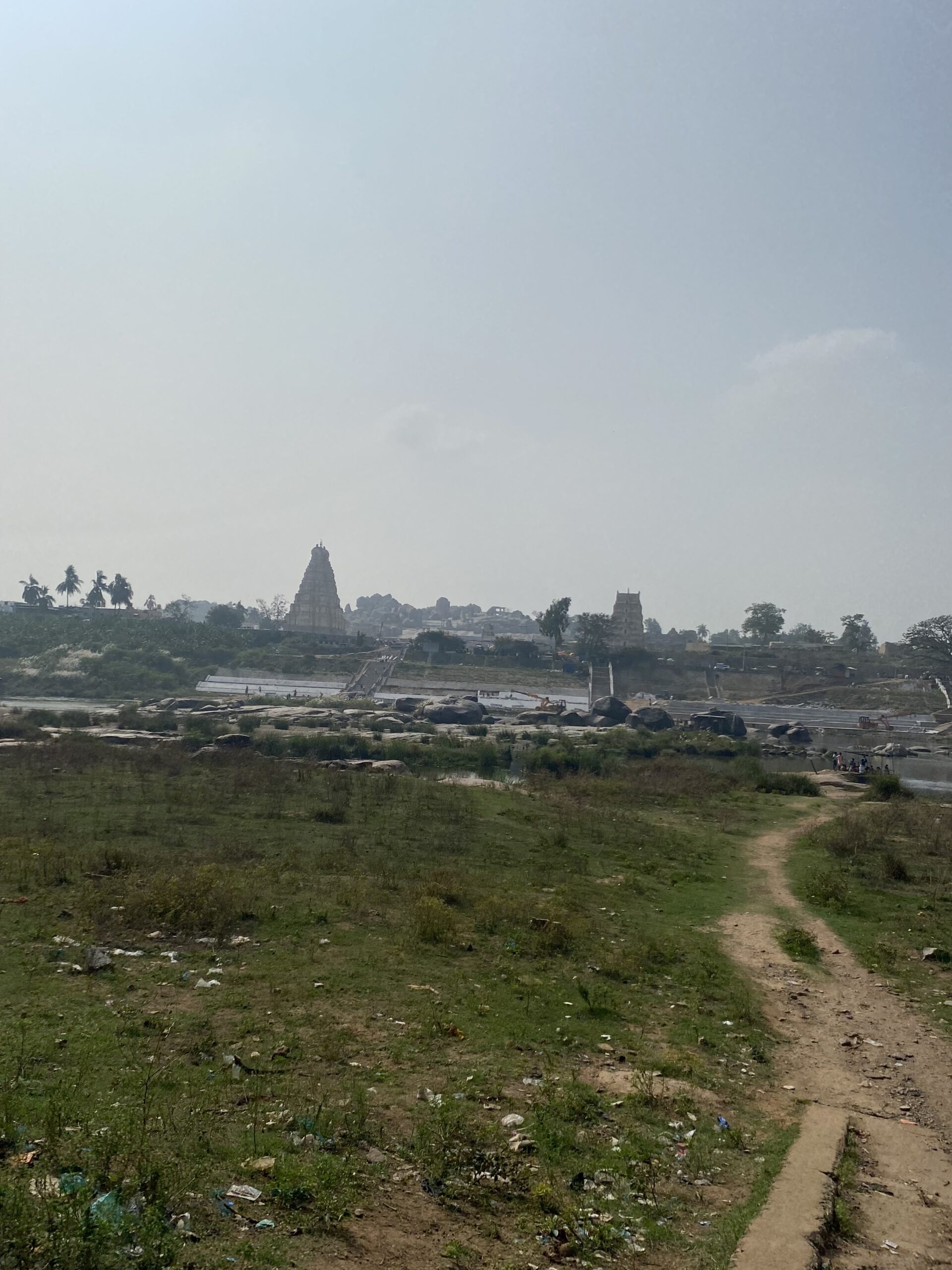 Vista panoràmica dels temples, camps i formacions rocoses del conjunt arqueològic de Hampi.