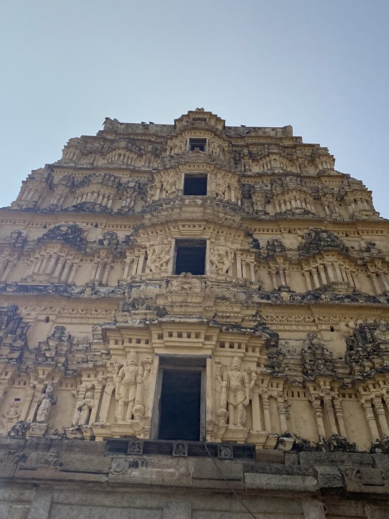 Torre de pedra ricament esculpida en un dels temples històrics de Hampi, Karnataka.