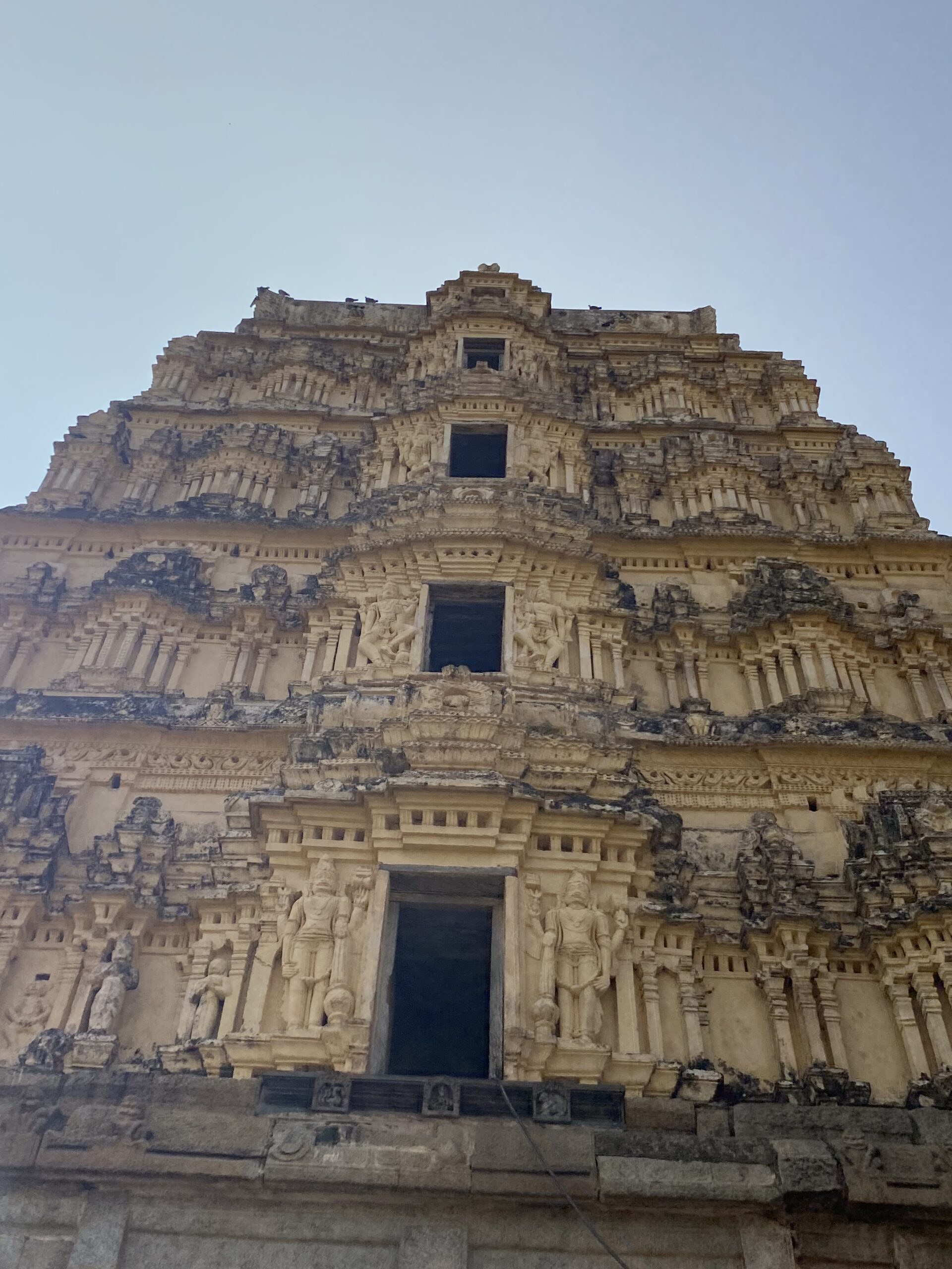 Arquitectura monumental de Hampi Torre de pedra ricament esculpida en un dels temples històrics de Hampi, Karnataka.