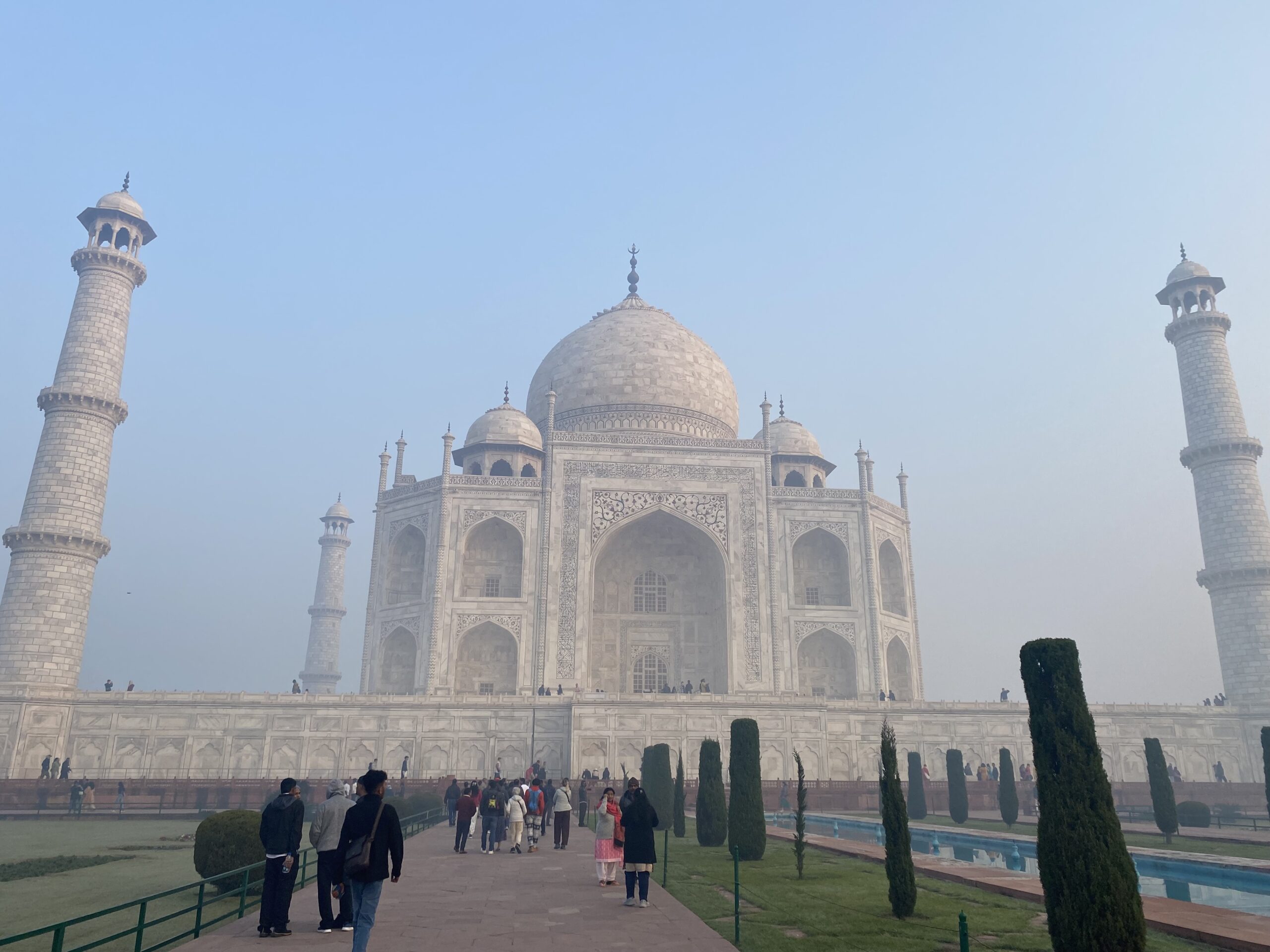 Taj Mahal d’Agra Taj Mahal vist frontalment sota el cel clar d’Agra, Índia.